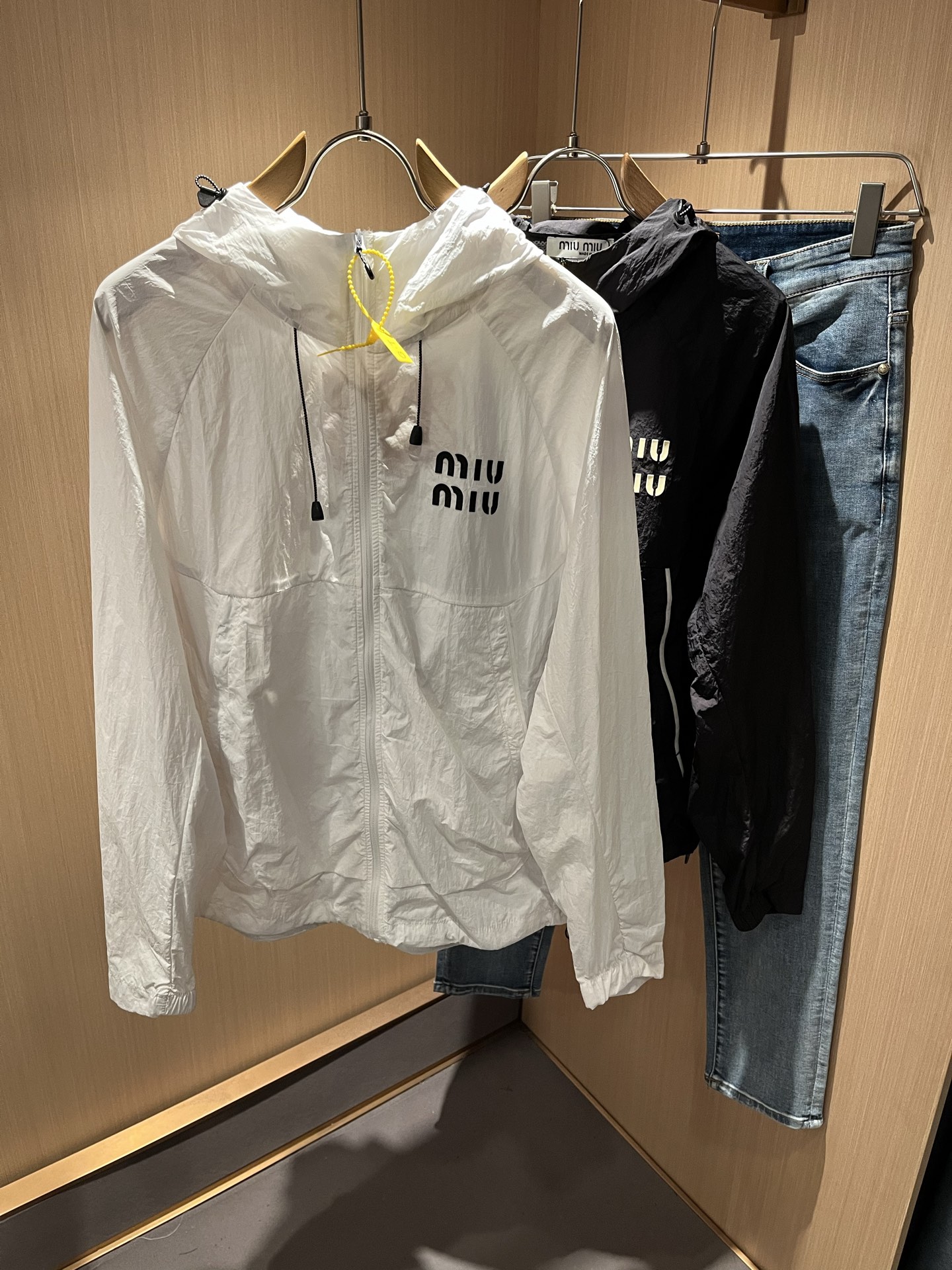  MIUMIU 谬谬 2025春夏新款男女同款👫防晒衣夹克外套，除了在款式设计上颇有造诣之外，最明显或者
