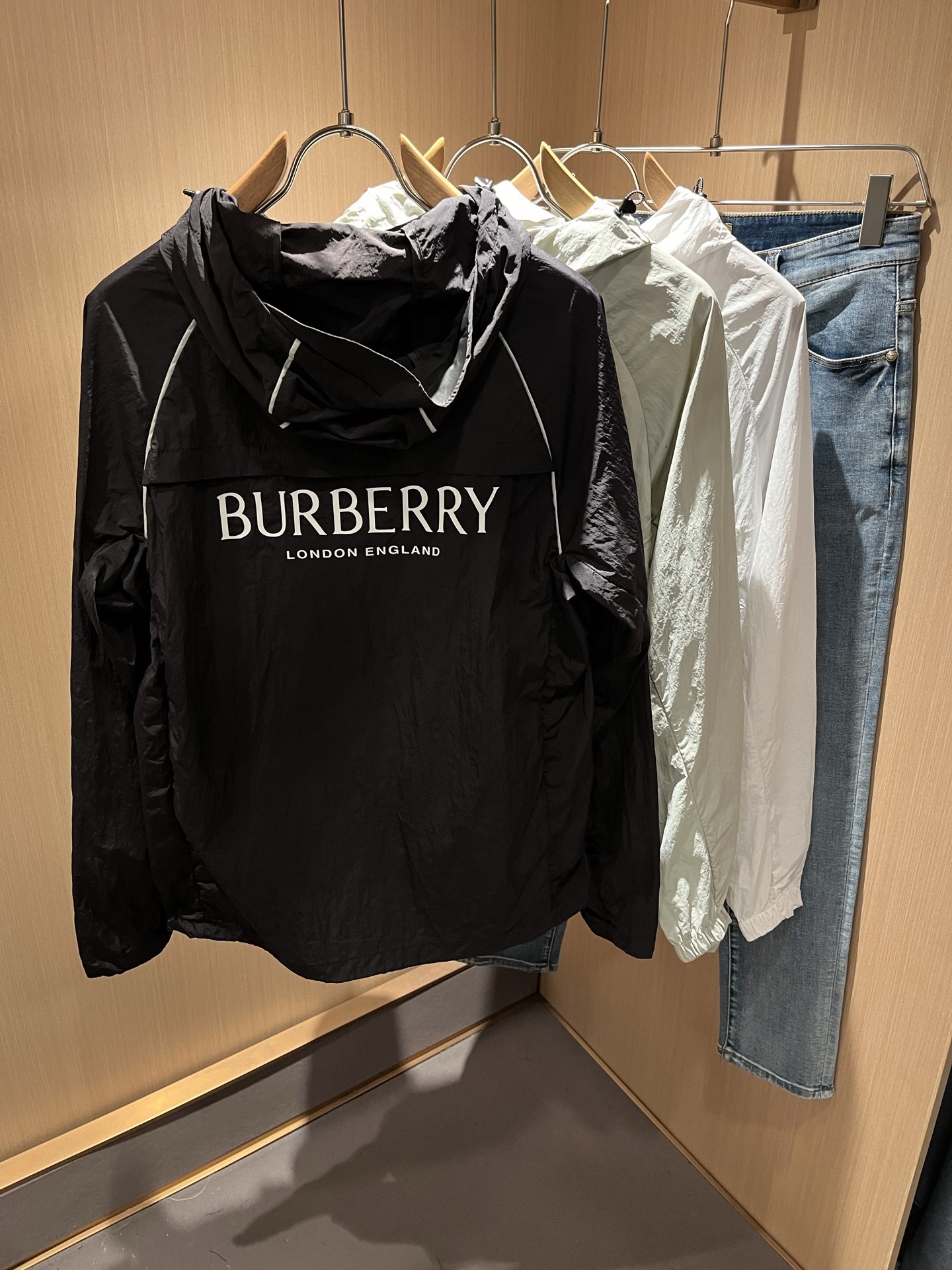 BURBER*Y巴*莉2025春夏新品防晒衣夹克外套重磅来袭,最近比较火热的环保聚酯纤维记忆面料制作而