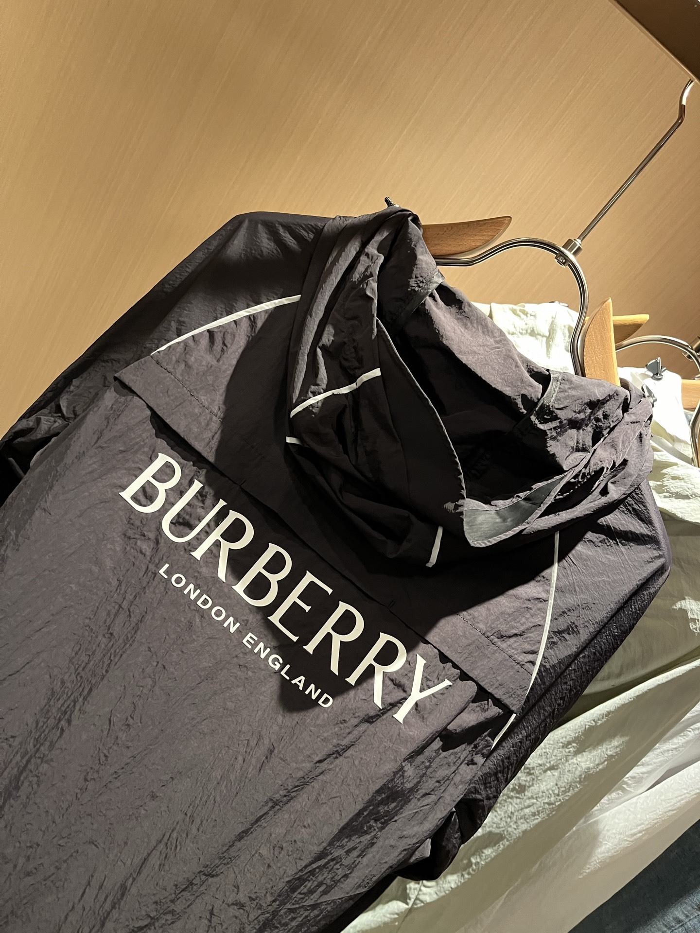 BURBER*Y巴*莉2025春夏新品防晒衣夹克外套重磅来袭,最近比较火热的环保聚酯纤维记忆面料制作而