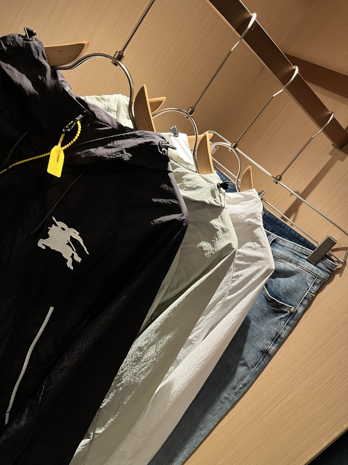 BURBER*Y巴*莉2025春夏新品防晒衣夹克外套重磅来袭,最近比较火热的环保聚酯纤维记忆面料制作而