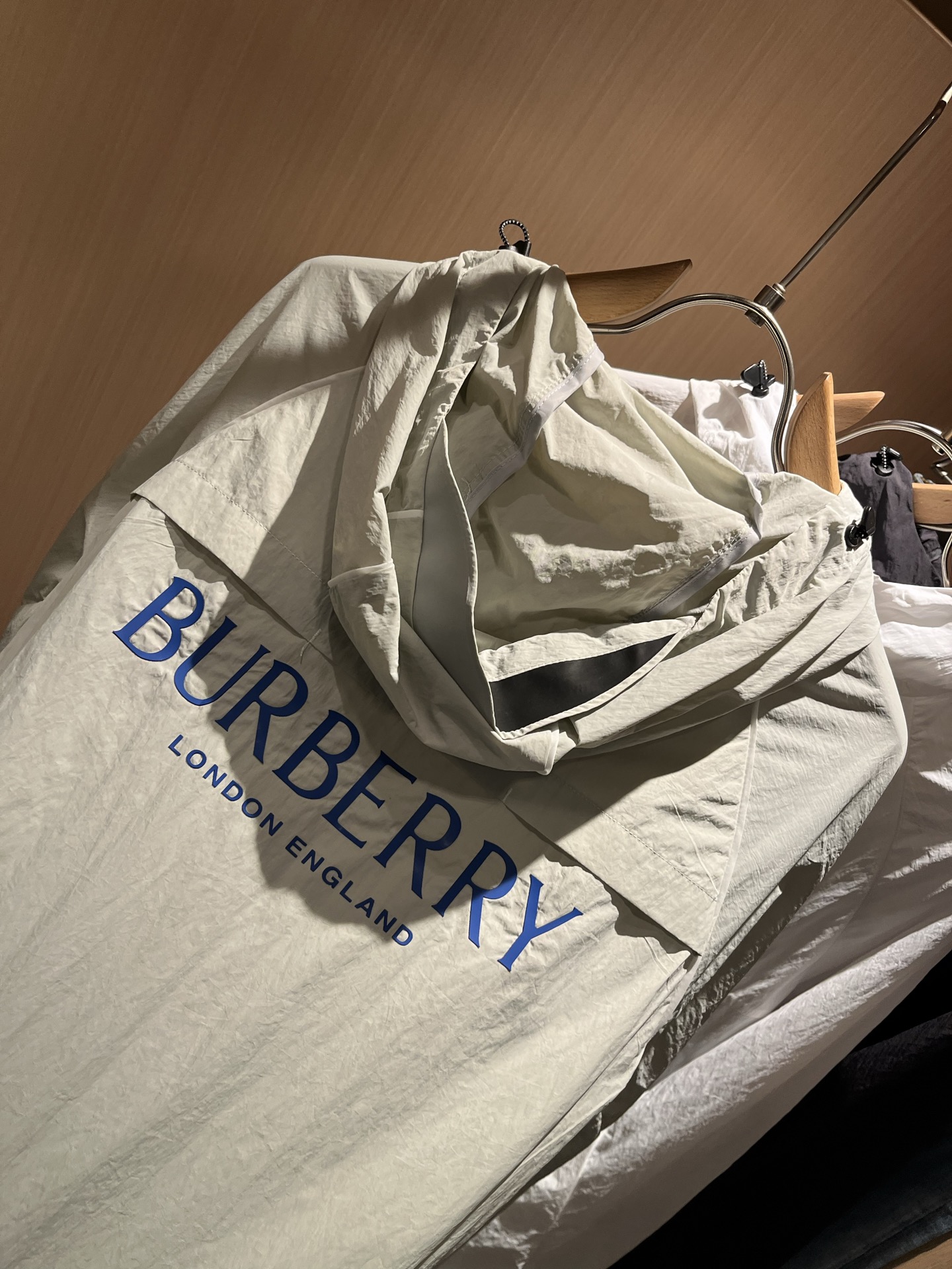  BURBER*Y巴*莉2025春夏新品防晒衣夹克外套重磅来袭，最近比较火热的环保聚酯纤维记忆面料制作而