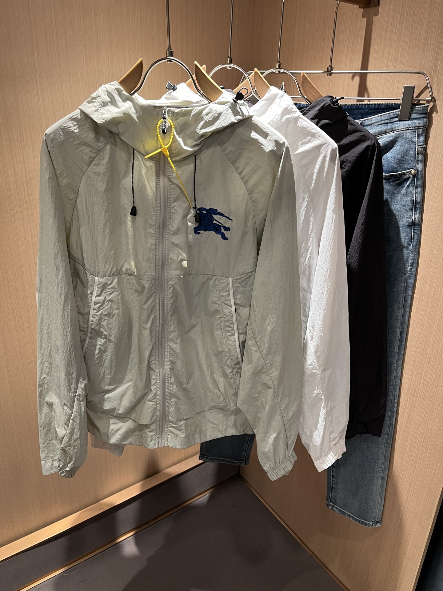  BURBER*Y巴*莉2025春夏新品防晒衣夹克外套重磅来袭，最近比较火热的环保聚酯纤维记忆面料制作而