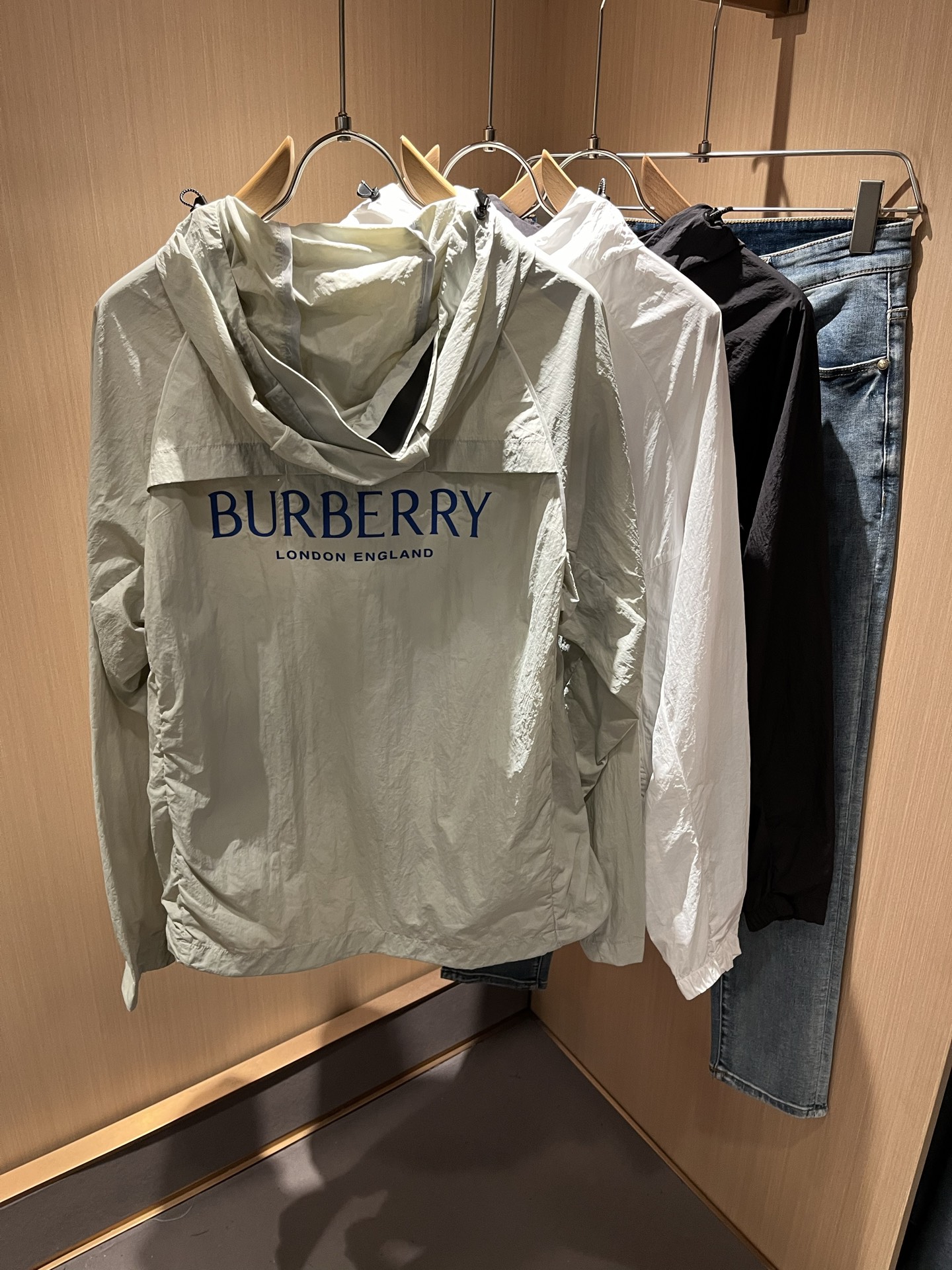  BURBER*Y巴*莉2025春夏新品防晒衣夹克外套重磅来袭，最近比较火热的环保聚酯纤维记忆面料制作而