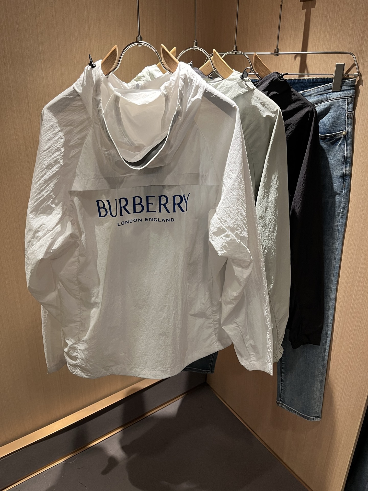 BURBER*Y巴*莉2025春夏新品防晒衣夹克外套重磅来袭,最近比较火热的环保聚酯纤维记忆面料制作而