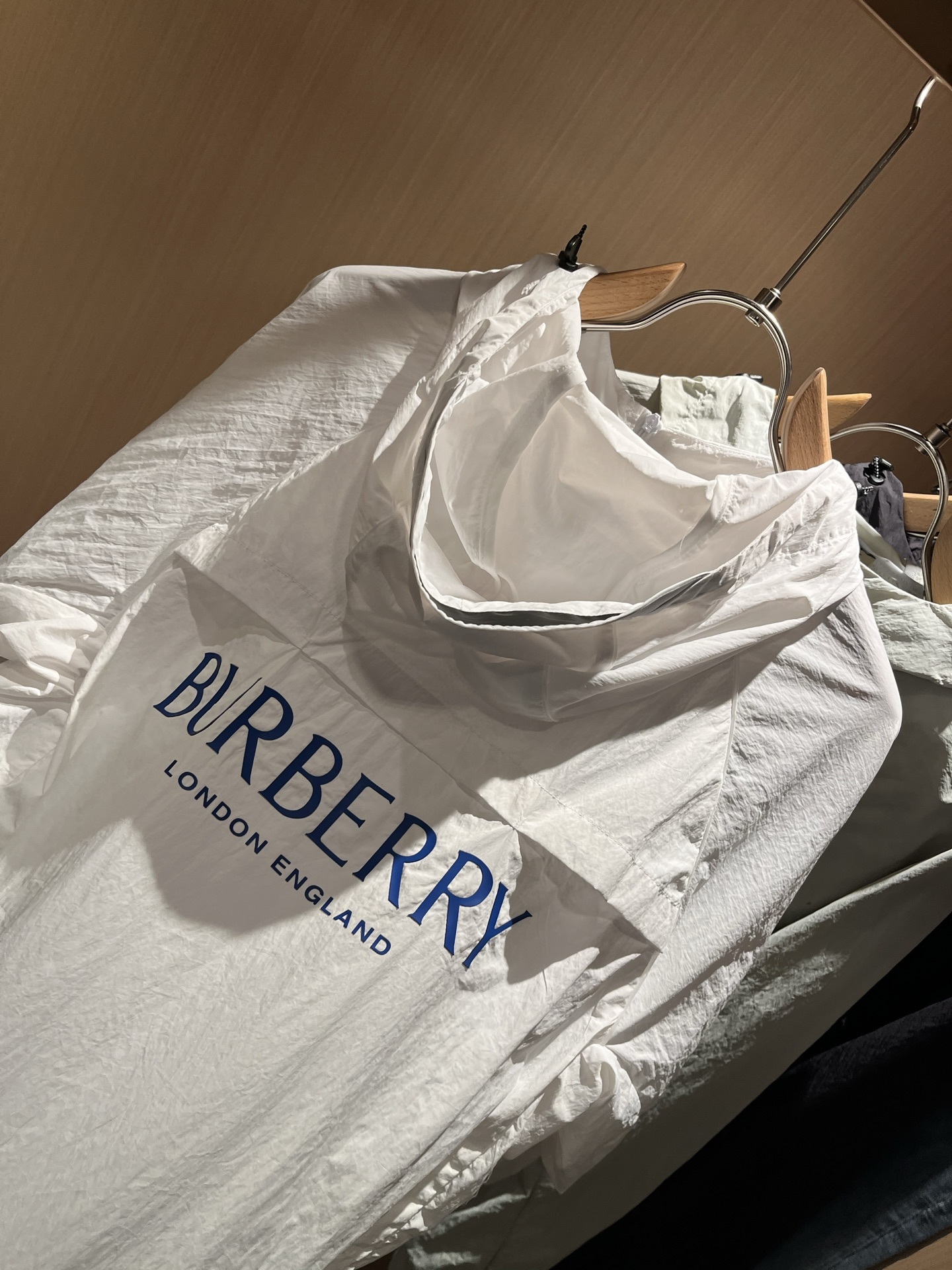 BURBER*Y巴*莉2025春夏新品防晒衣夹克外套重磅来袭,最近比较火热的环保聚酯纤维记忆面料制作而