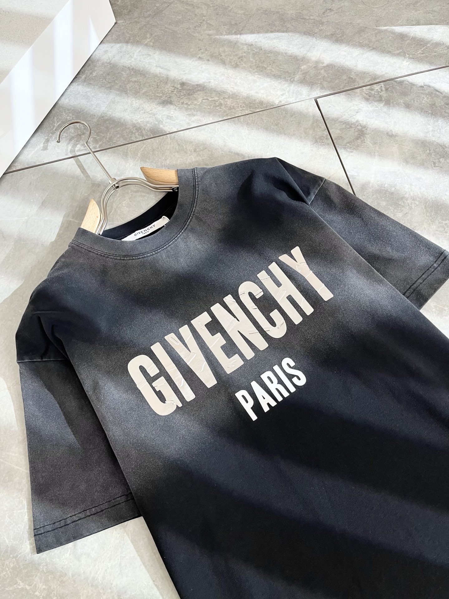     Giv*chy/纪*希2025春夏新款男女同款👫短袖T恤，主创时尚注入了全新时尚能量。通过探索各