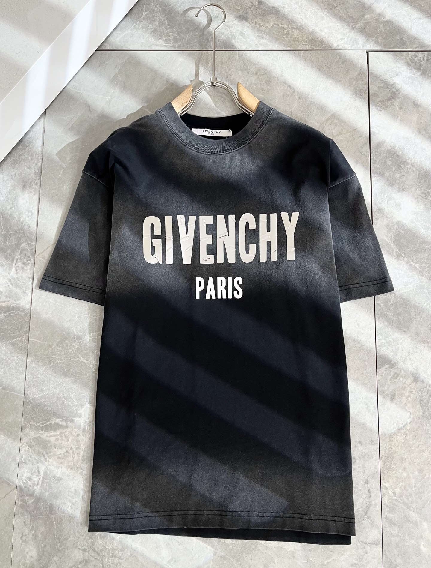     Giv*chy/纪*希2025春夏新款男女同款👫短袖T恤，主创时尚注入了全新时尚能量。通过探索各