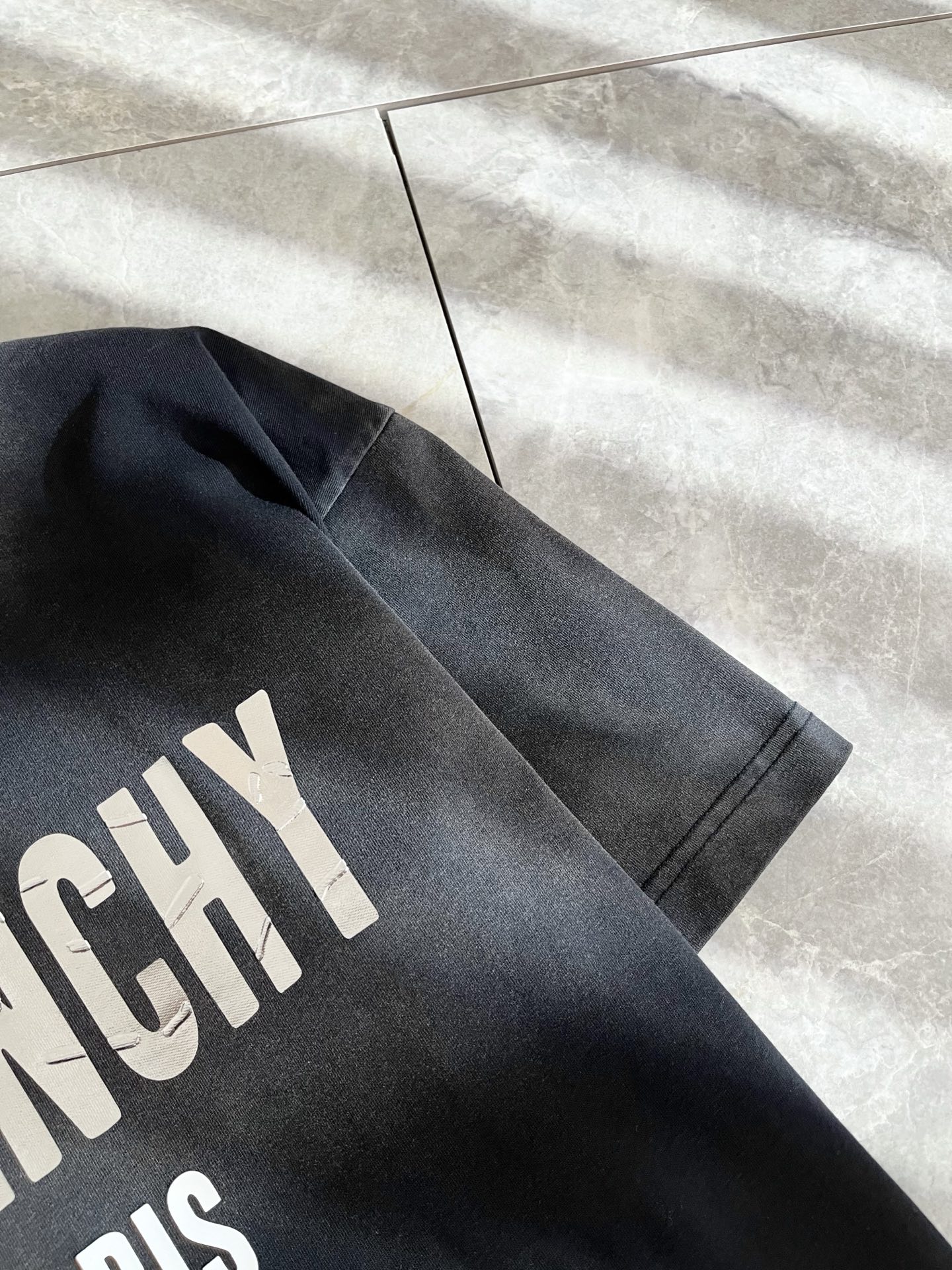     Giv*chy/纪*希2025春夏新款男女同款👫短袖T恤，主创时尚注入了全新时尚能量。通过探索各