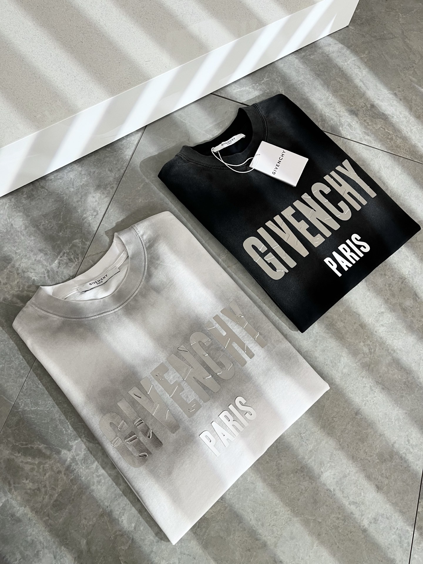     Giv*chy/纪*希2025春夏新款男女同款👫短袖T恤，主创时尚注入了全新时尚能量。通过探索各