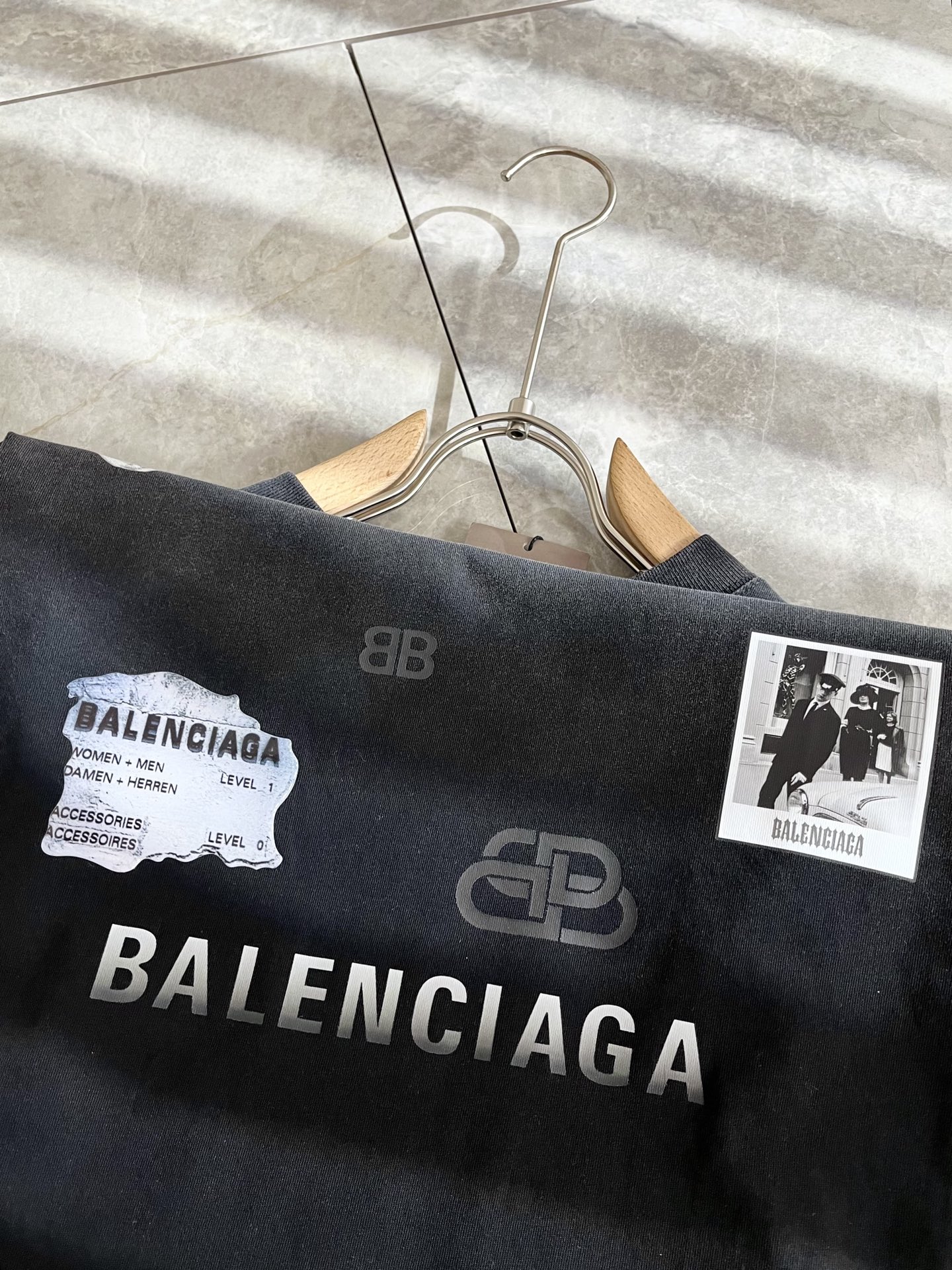  BALENCI*GA巴黎*家 2025春夏新款男女同款👫短袖T恤！走秀图案印花时尚休闲短袖T恤衫！胸前