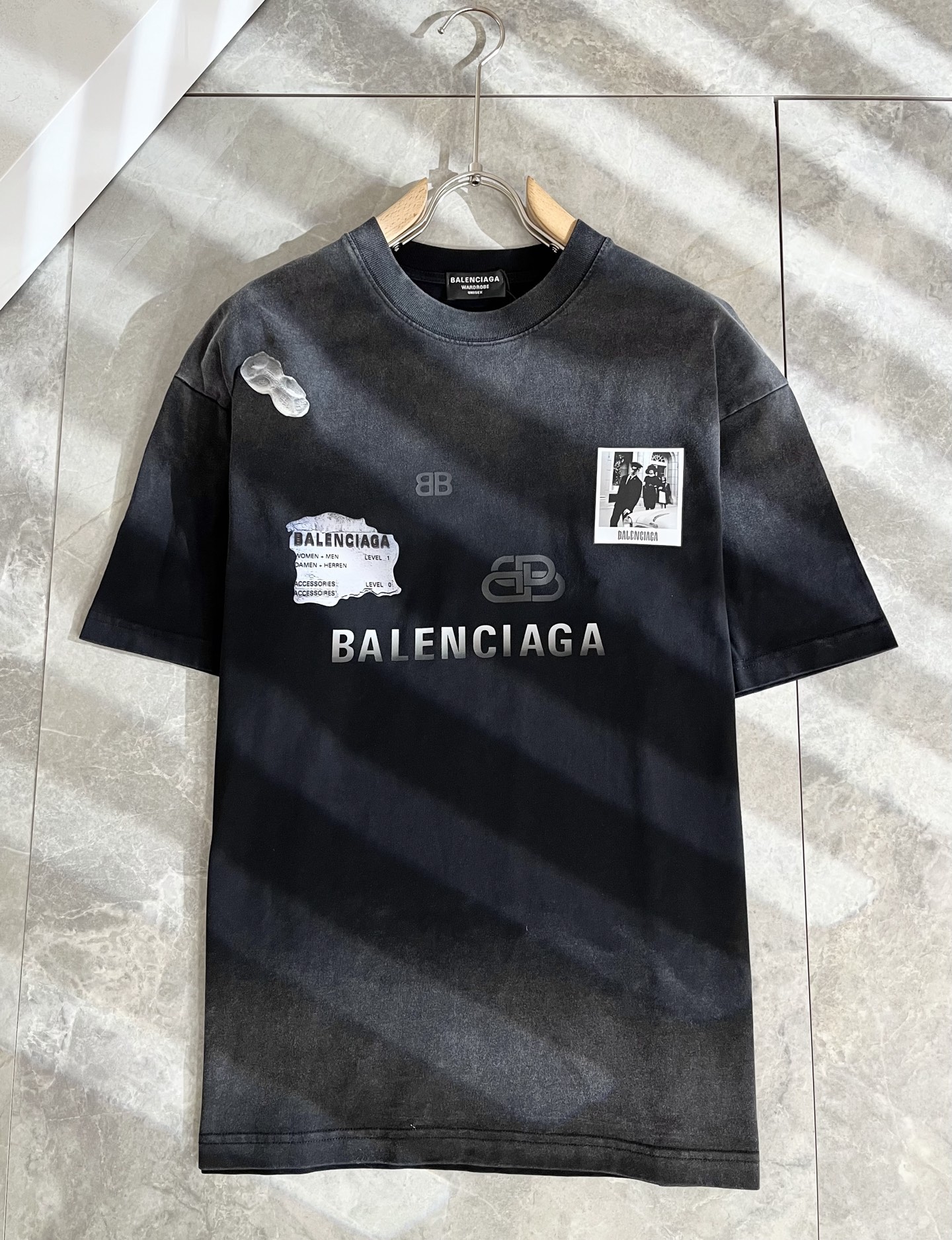  BALENCI*GA巴黎*家 2025春夏新款男女同款👫短袖T恤！走秀图案印花时尚休闲短袖T恤衫！胸前