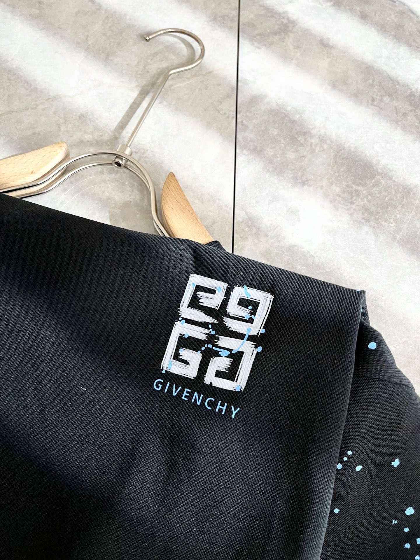     Giv*chy/纪*希2025春夏新款男女同款👫短袖T恤，主创时尚注入了全新时尚能量。通过探索各