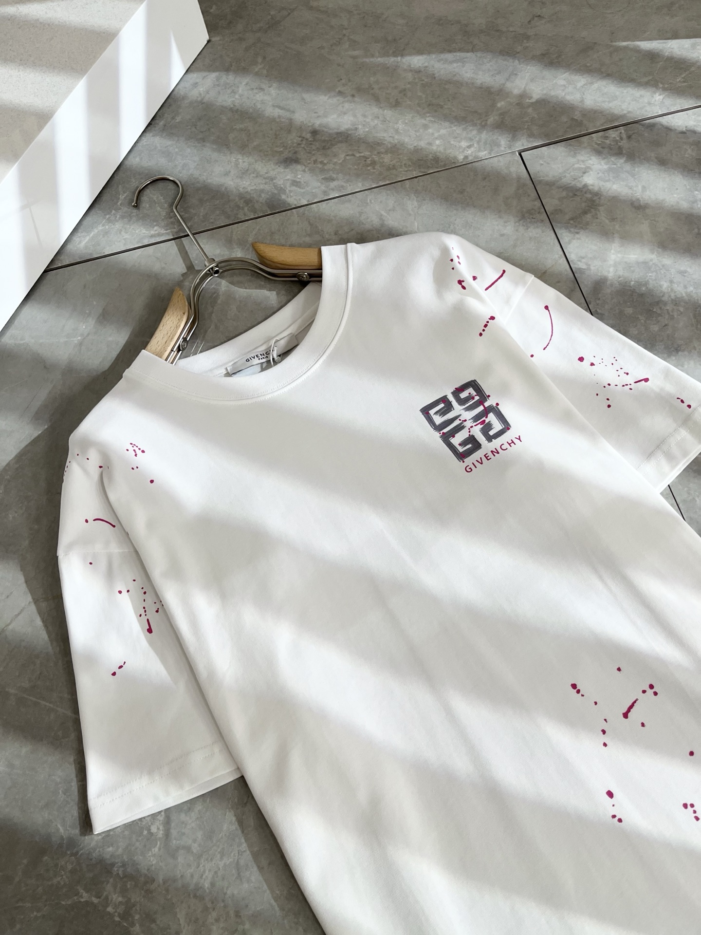     Giv*chy/纪*希2025春夏新款男女同款👫短袖T恤，主创时尚注入了全新时尚能量。通过探索各