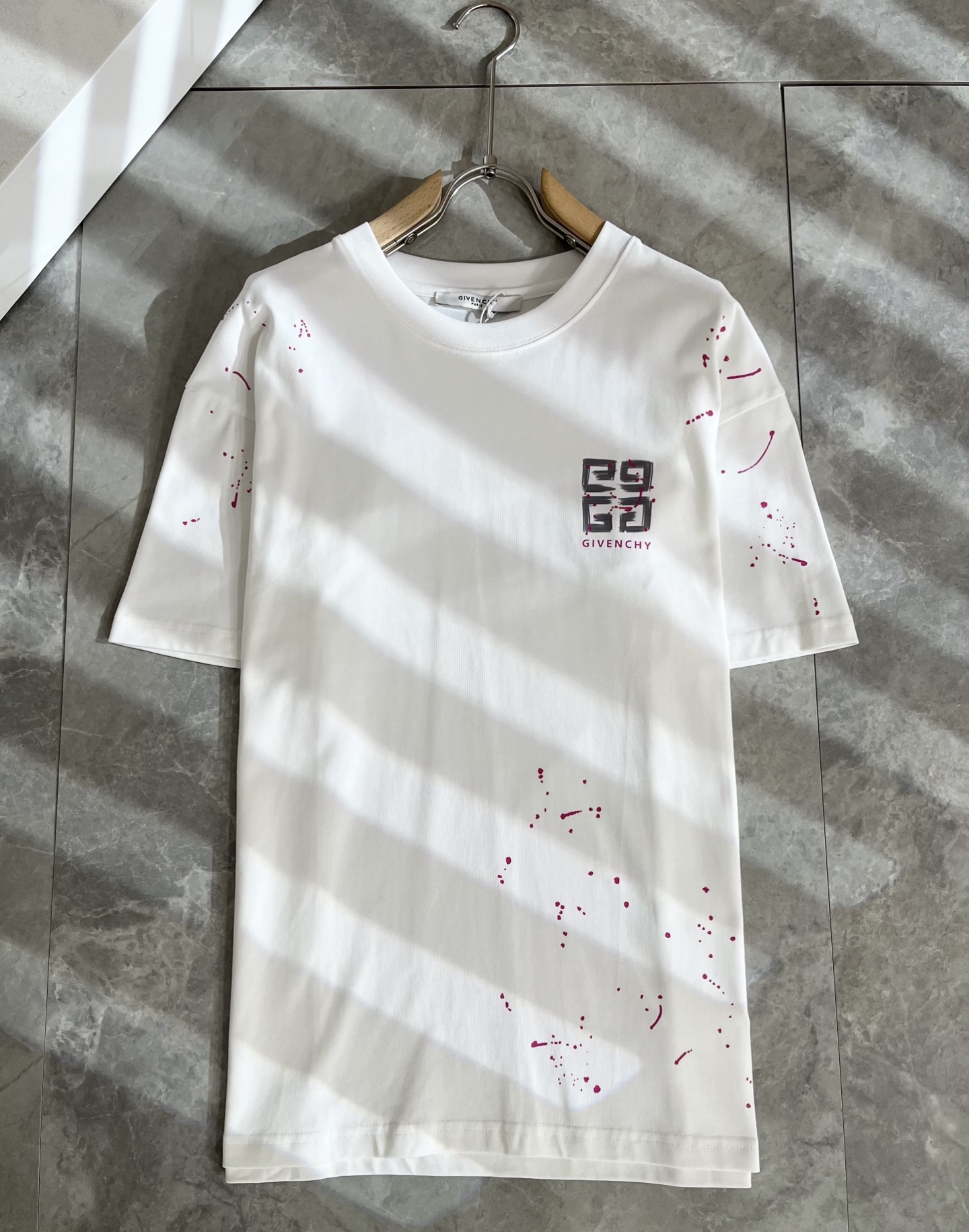     Giv*chy/纪*希2025春夏新款男女同款👫短袖T恤，主创时尚注入了全新时尚能量。通过探索各