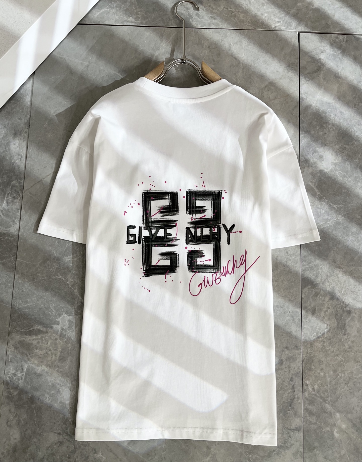     Giv*chy/纪*希2025春夏新款男女同款👫短袖T恤，主创时尚注入了全新时尚能量。通过探索各