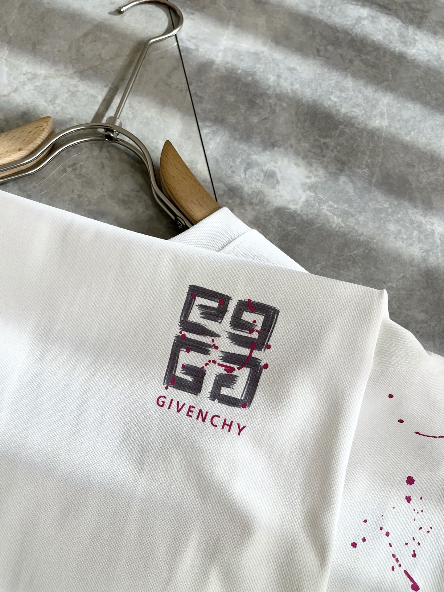     Giv*chy/纪*希2025春夏新款男女同款👫短袖T恤，主创时尚注入了全新时尚能量。通过探索各