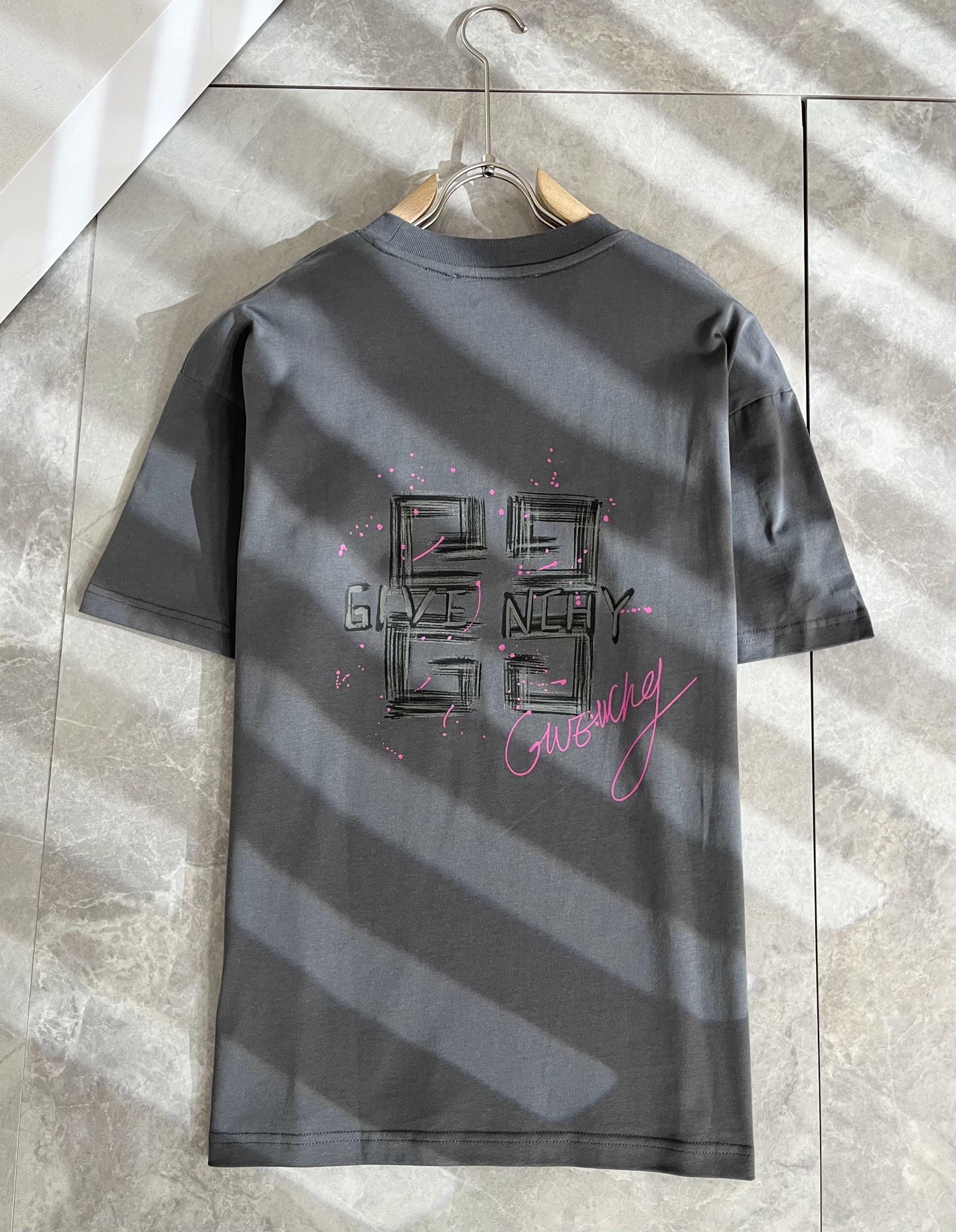    Giv*chy/纪*希2025春夏新款男女同款👫短袖T恤，主创时尚注入了全新时尚能量。通过探索各