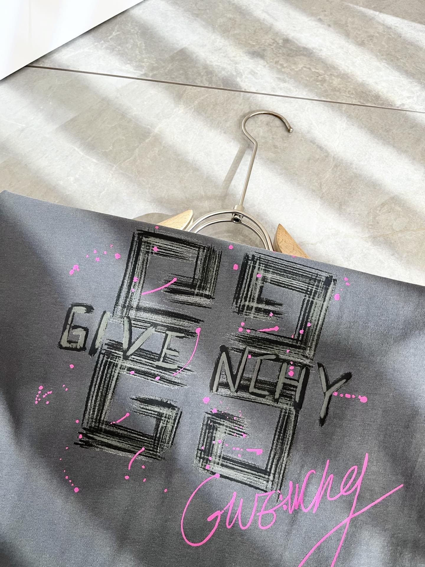     Giv*chy/纪*希2025春夏新款男女同款👫短袖T恤，主创时尚注入了全新时尚能量。通过探索各