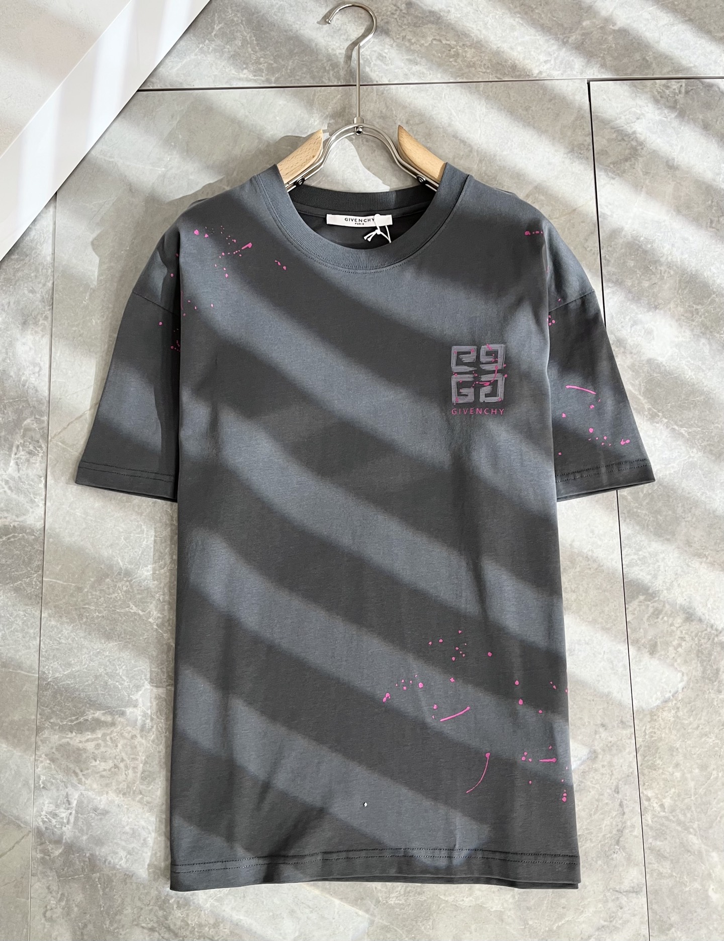     Giv*chy/纪*希2025春夏新款男女同款👫短袖T恤，主创时尚注入了全新时尚能量。通过探索各