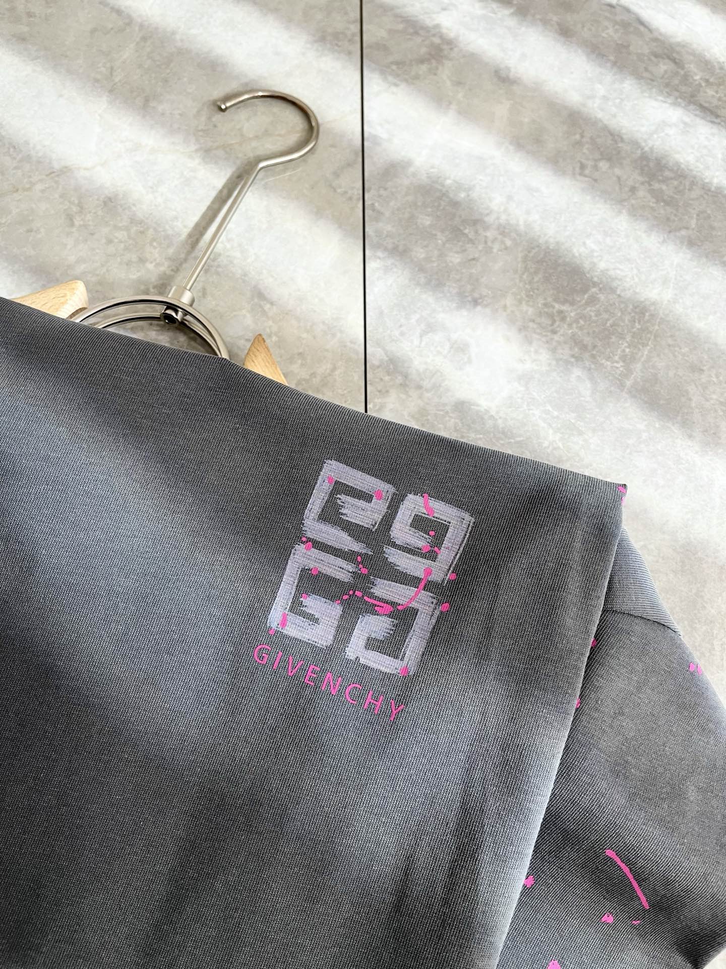     Giv*chy/纪*希2025春夏新款男女同款👫短袖T恤，主创时尚注入了全新时尚能量。通过探索各