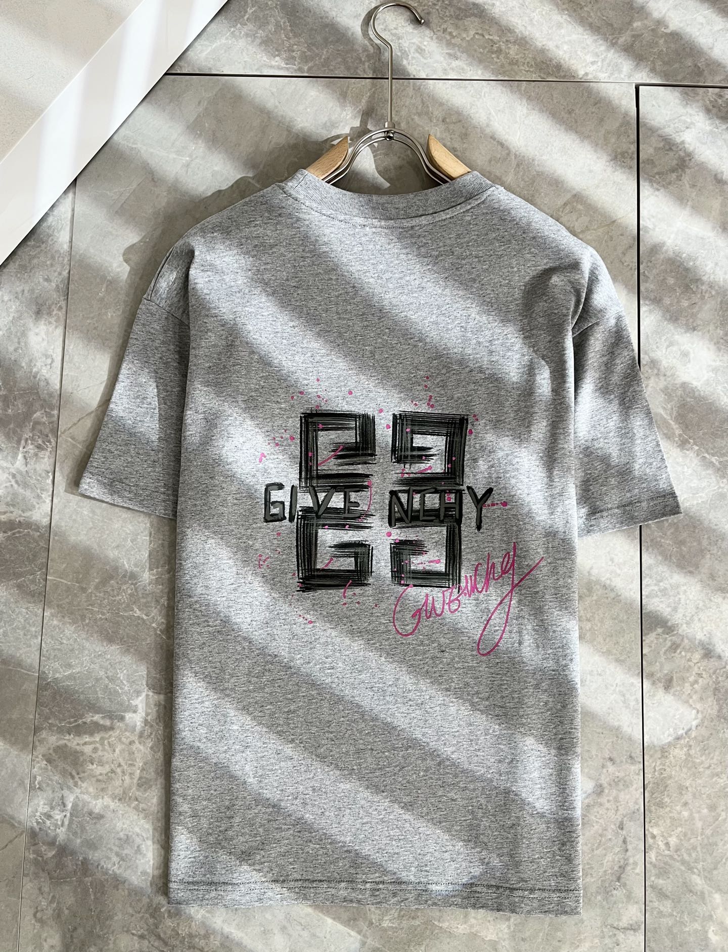     Giv*chy/纪*希2025春夏新款男女同款👫短袖T恤，主创时尚注入了全新时尚能量。通过探索各