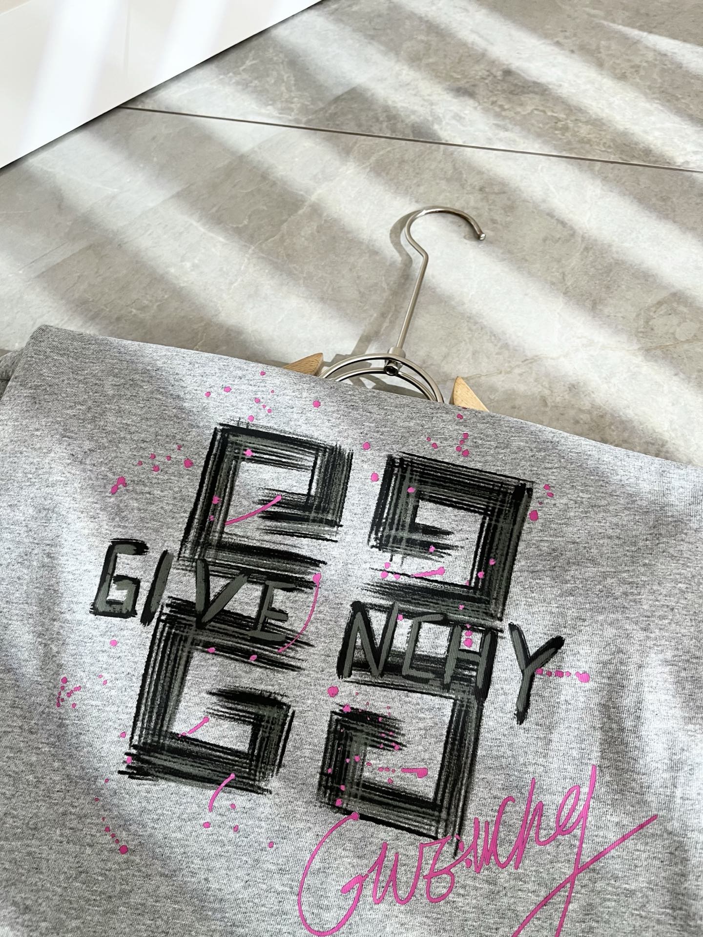     Giv*chy/纪*希2025春夏新款男女同款👫短袖T恤，主创时尚注入了全新时尚能量。通过探索各