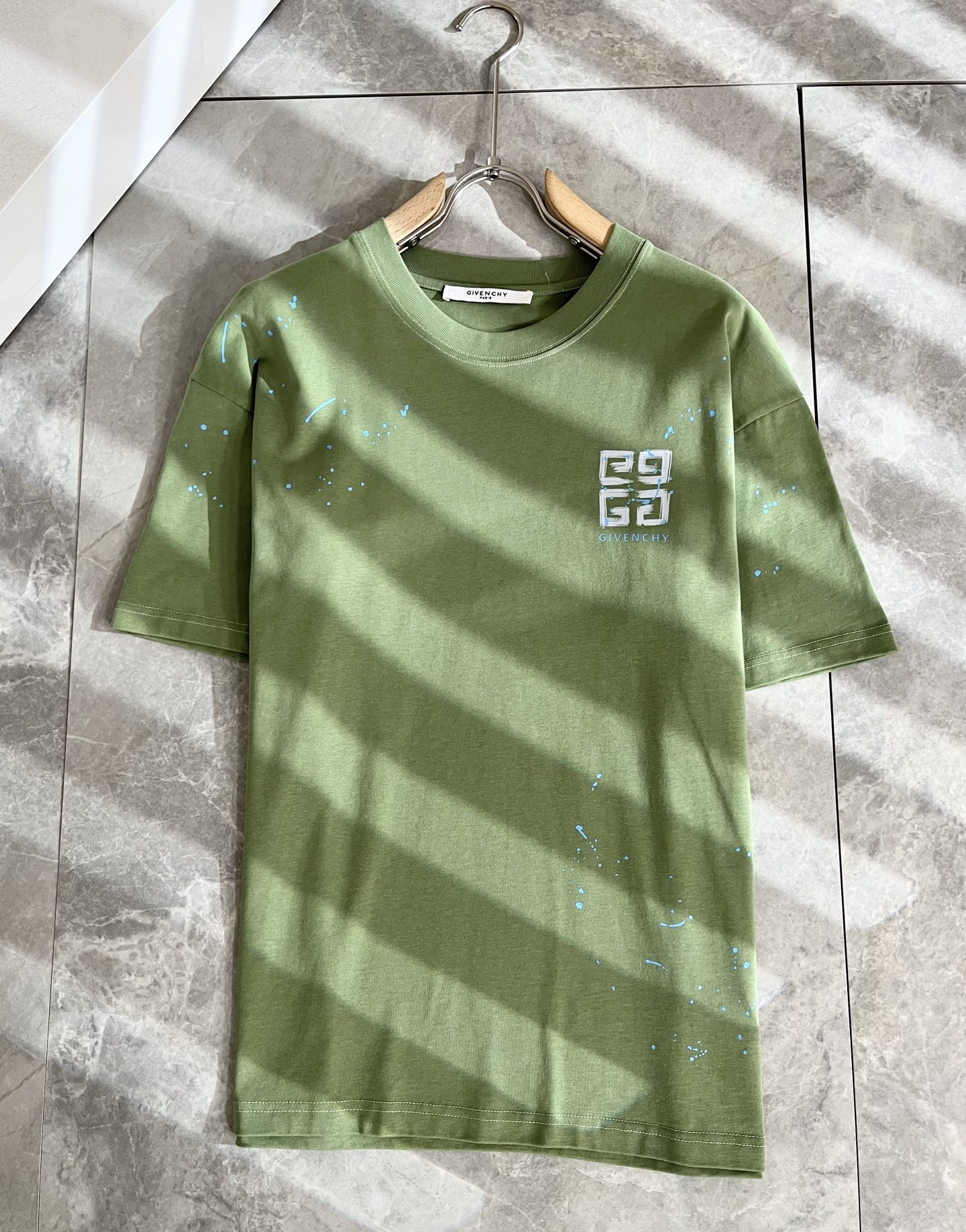     Giv*chy/纪*希2025春夏新款男女同款👫短袖T恤，主创时尚注入了全新时尚能量。通过探索各