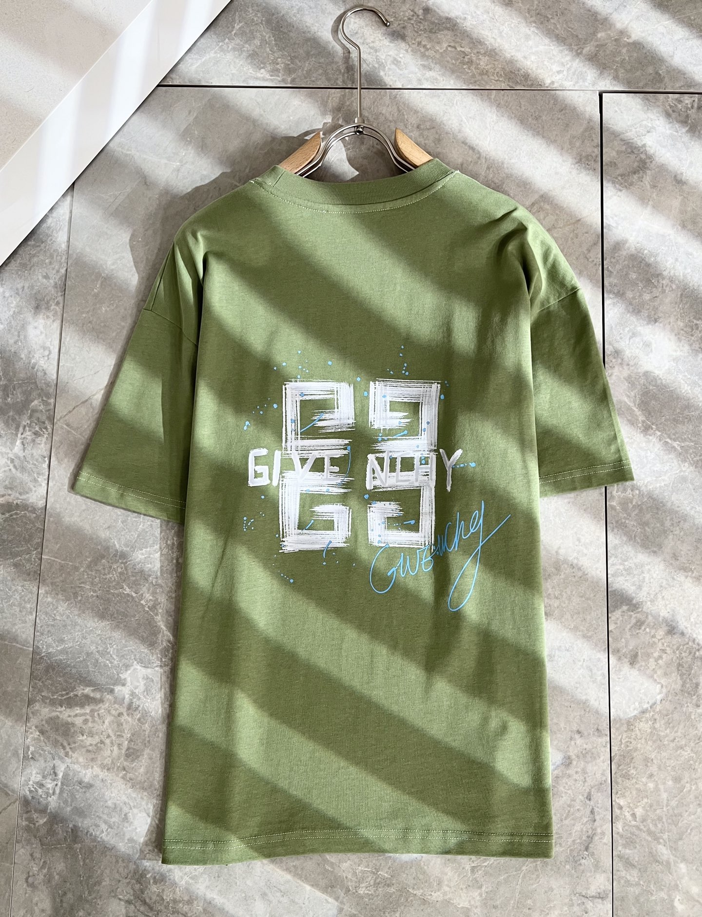     Giv*chy/纪*希2025春夏新款男女同款👫短袖T恤，主创时尚注入了全新时尚能量。通过探索各
