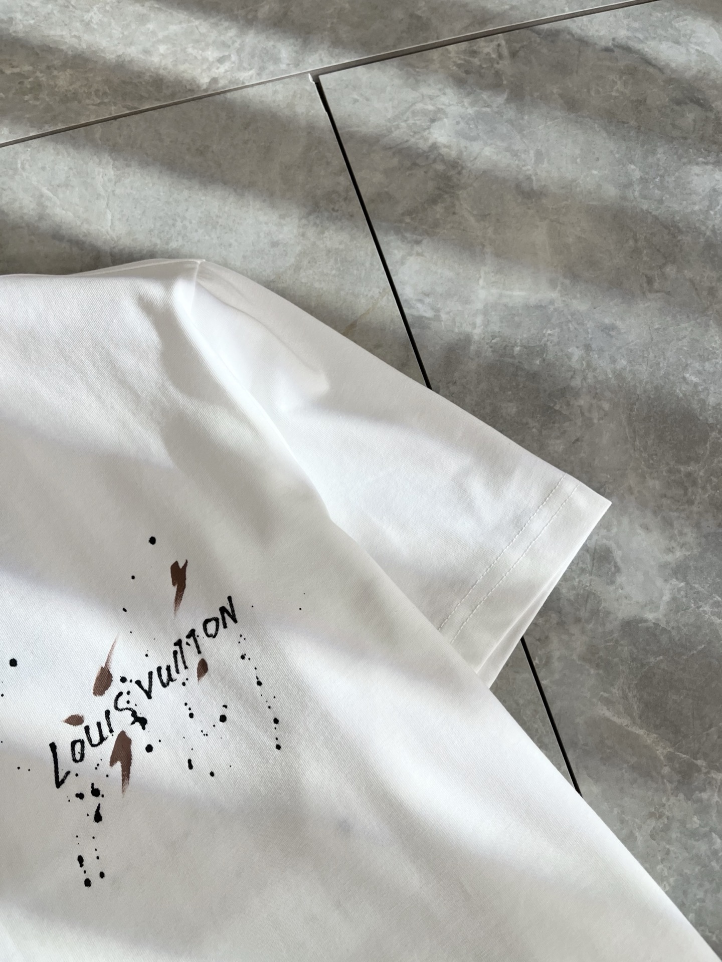  LouisVuitt*路易*登 2025春夏全新系列单品上线，非常时髦前卫的一款男女同款短袖T恤，标识