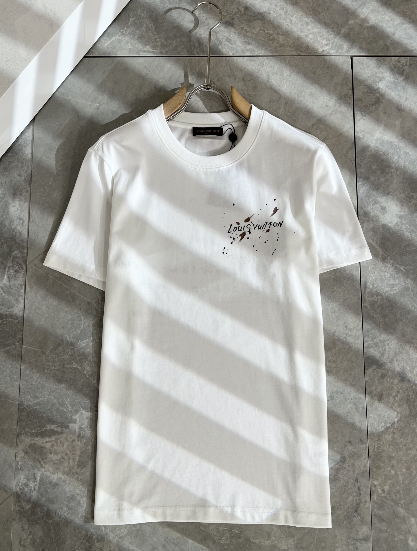  LouisVuitt*路易*登 2025春夏全新系列单品上线，非常时髦前卫的一款男女同款短袖T恤，标识