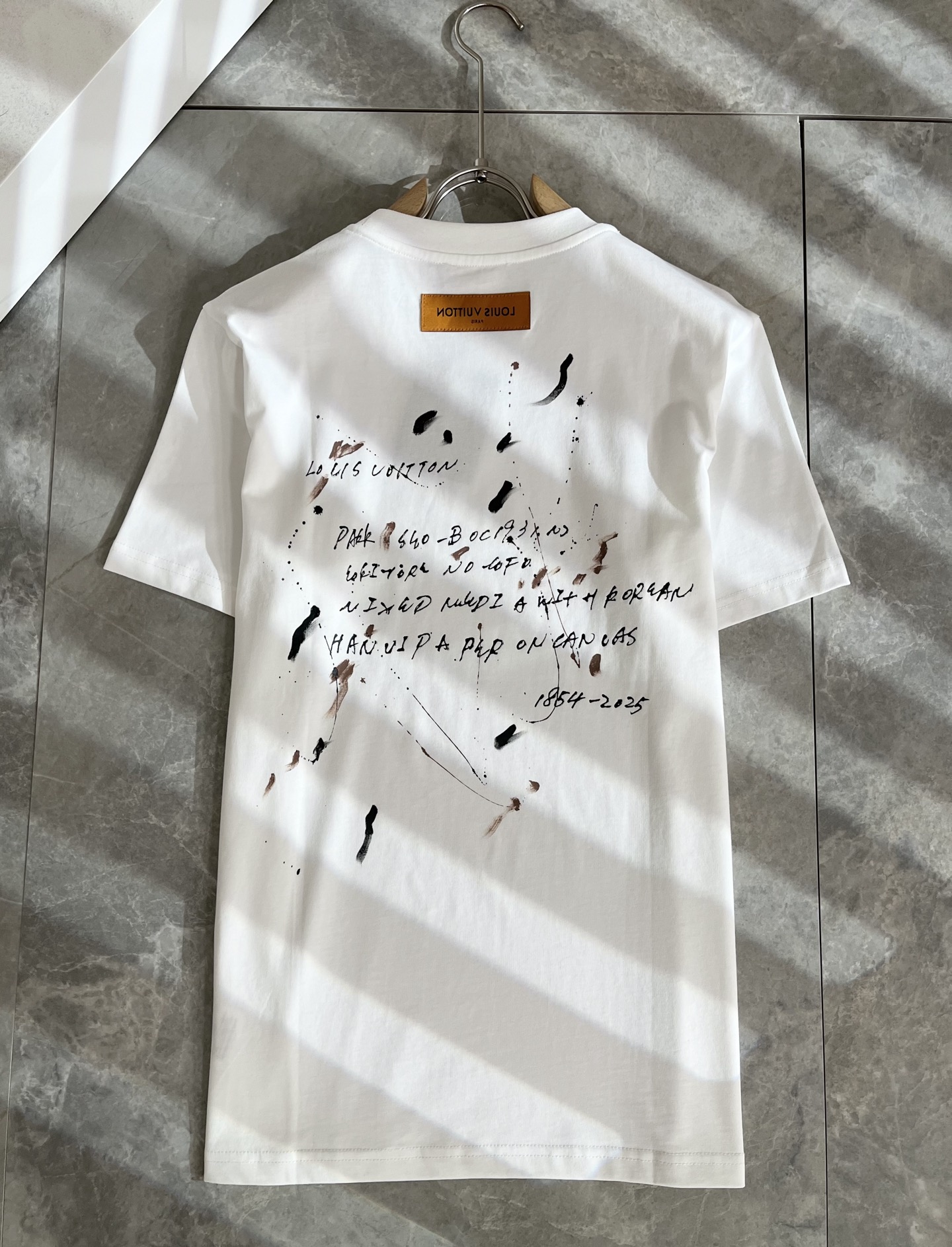  LouisVuitt*路易*登 2025春夏全新系列单品上线，非常时髦前卫的一款男女同款短袖T恤，标识