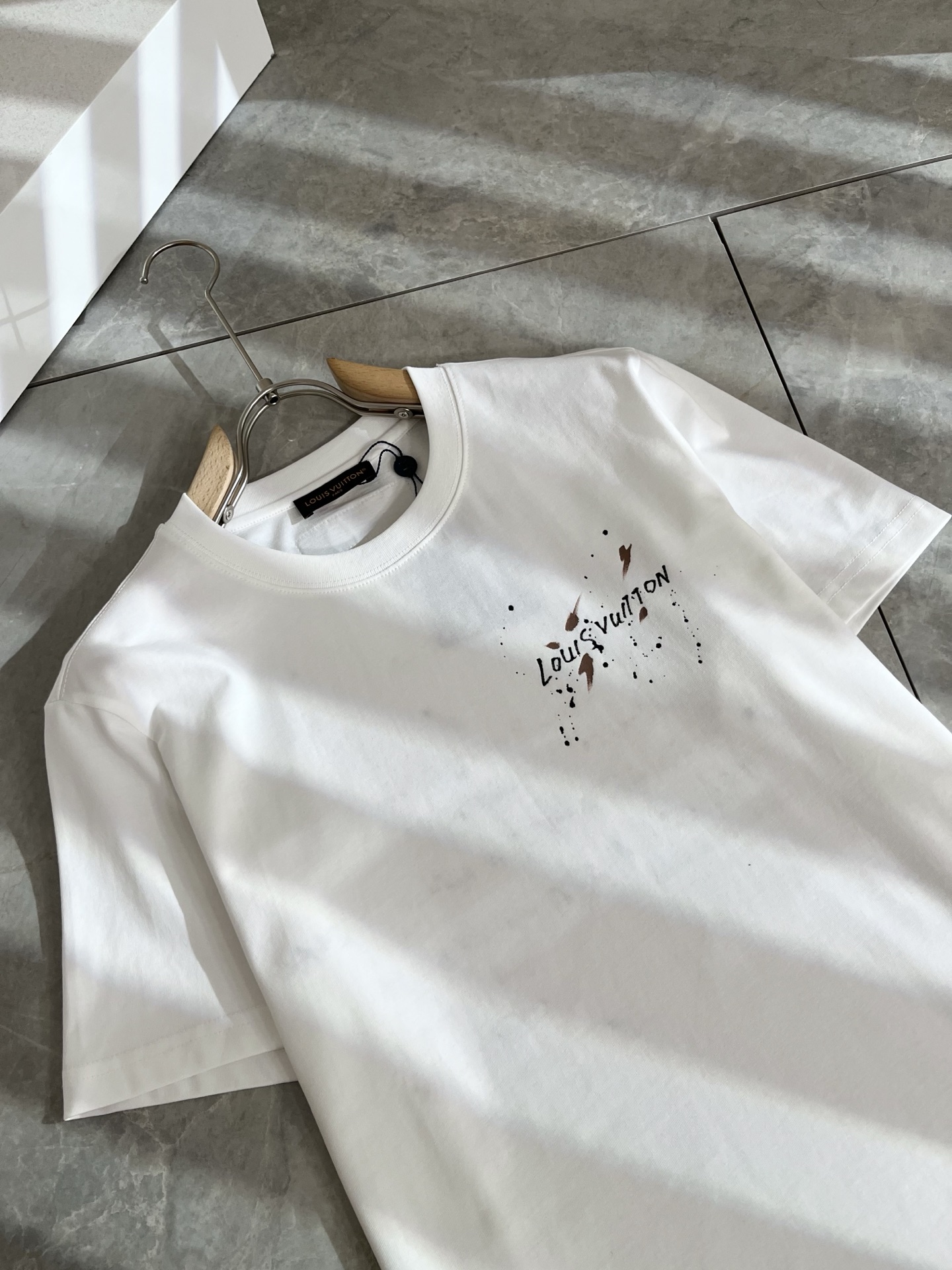  LouisVuitt*路易*登 2025春夏全新系列单品上线，非常时髦前卫的一款男女同款短袖T恤，标识