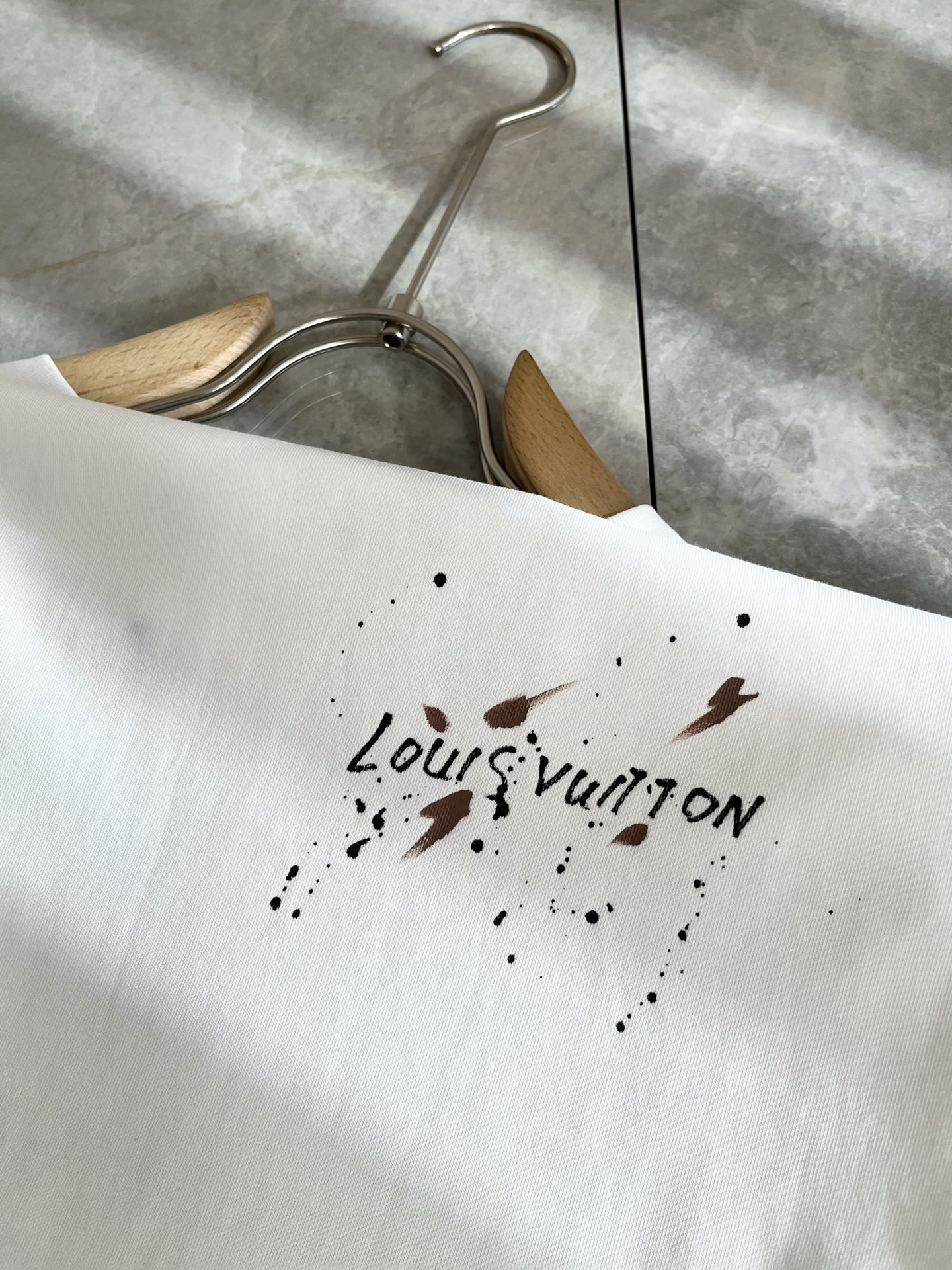 LouisVuitt*路易*登 2025春夏全新系列单品上线，非常时髦前卫的一款男女同款短袖T恤，标识