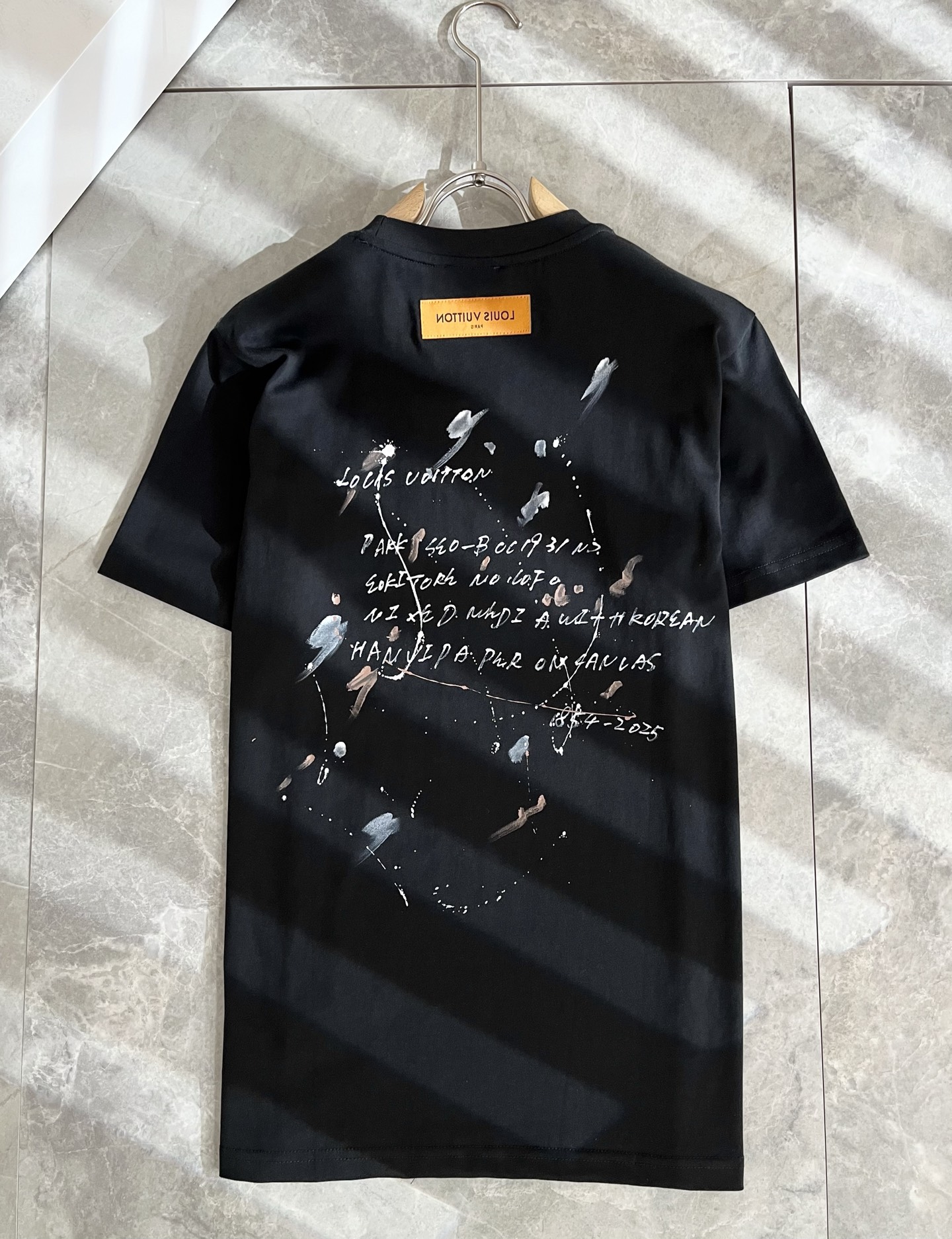  LouisVuitt*路易*登 2025春夏全新系列单品上线，非常时髦前卫的一款男女同款短袖T恤，标识