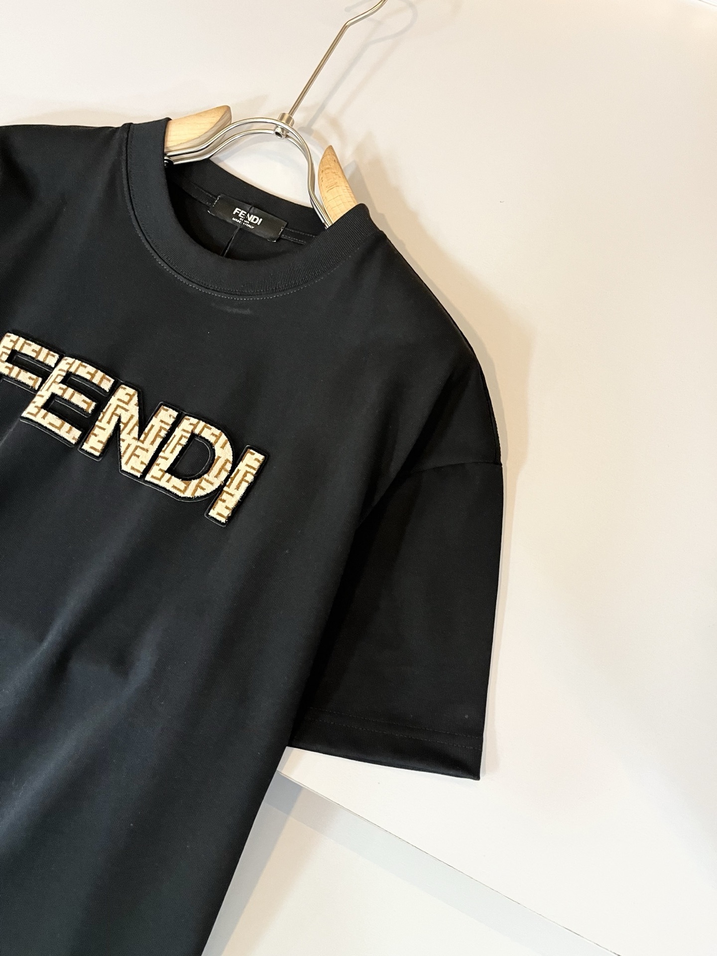 FEN*I 芬*迪2025春夏新款FD家族FF男女同款👫短袖T恤,男女同款👫百搭极简短袖。意大利原厂订