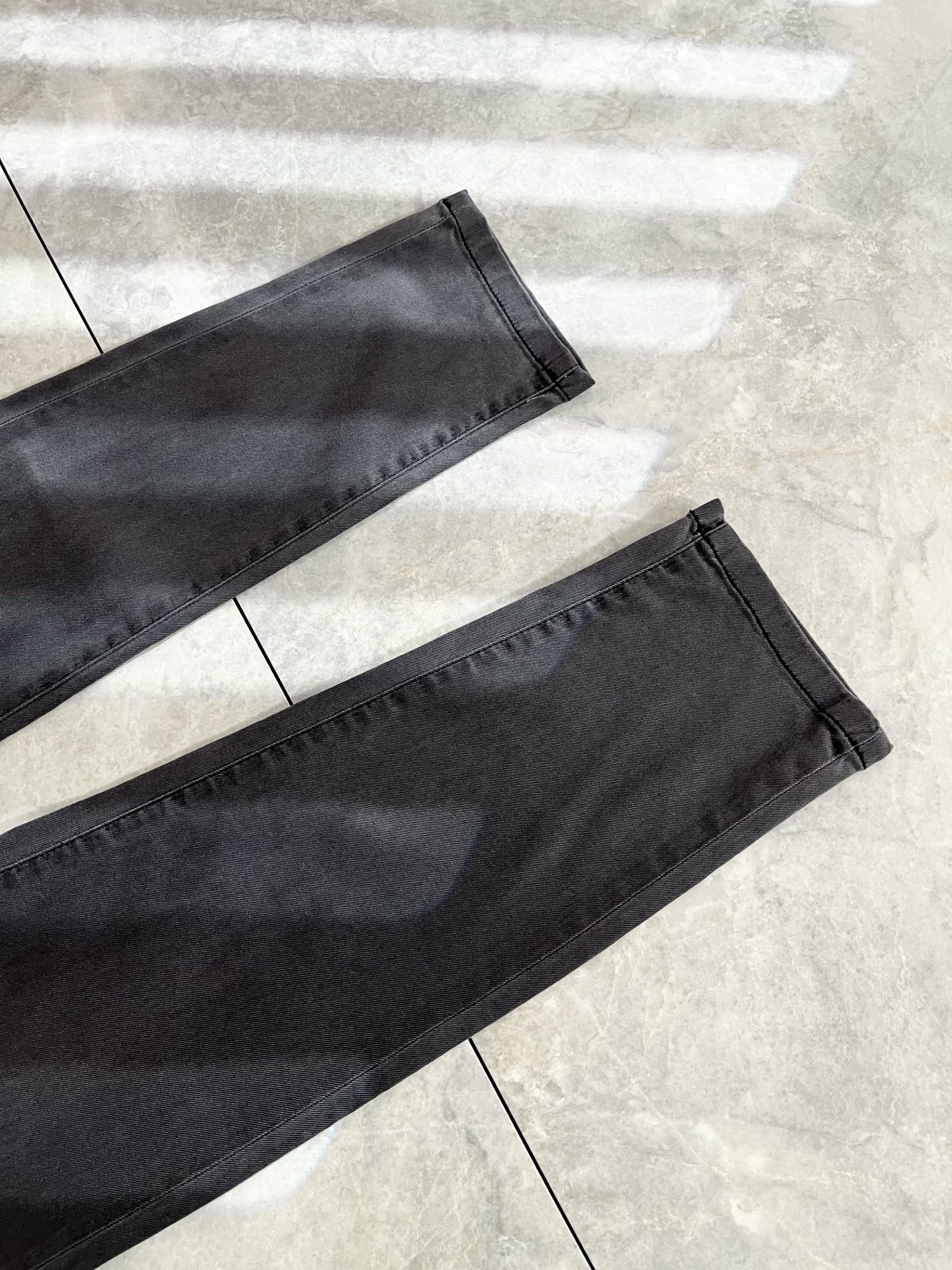  Dio*r 迪家 2025春夏男士水洗小直筒牛仔裤！贸易公司渠道牛货，品相超赞，时尚圈万能的百搭裤王，
