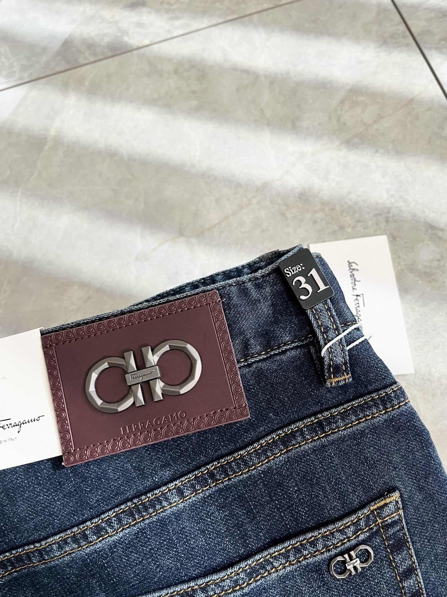 Ferraga*mo菲拉*慕2025春夏新款男款休闲小直筒牛仔裤 原单品质,原单品质高端时尚休闲水洗