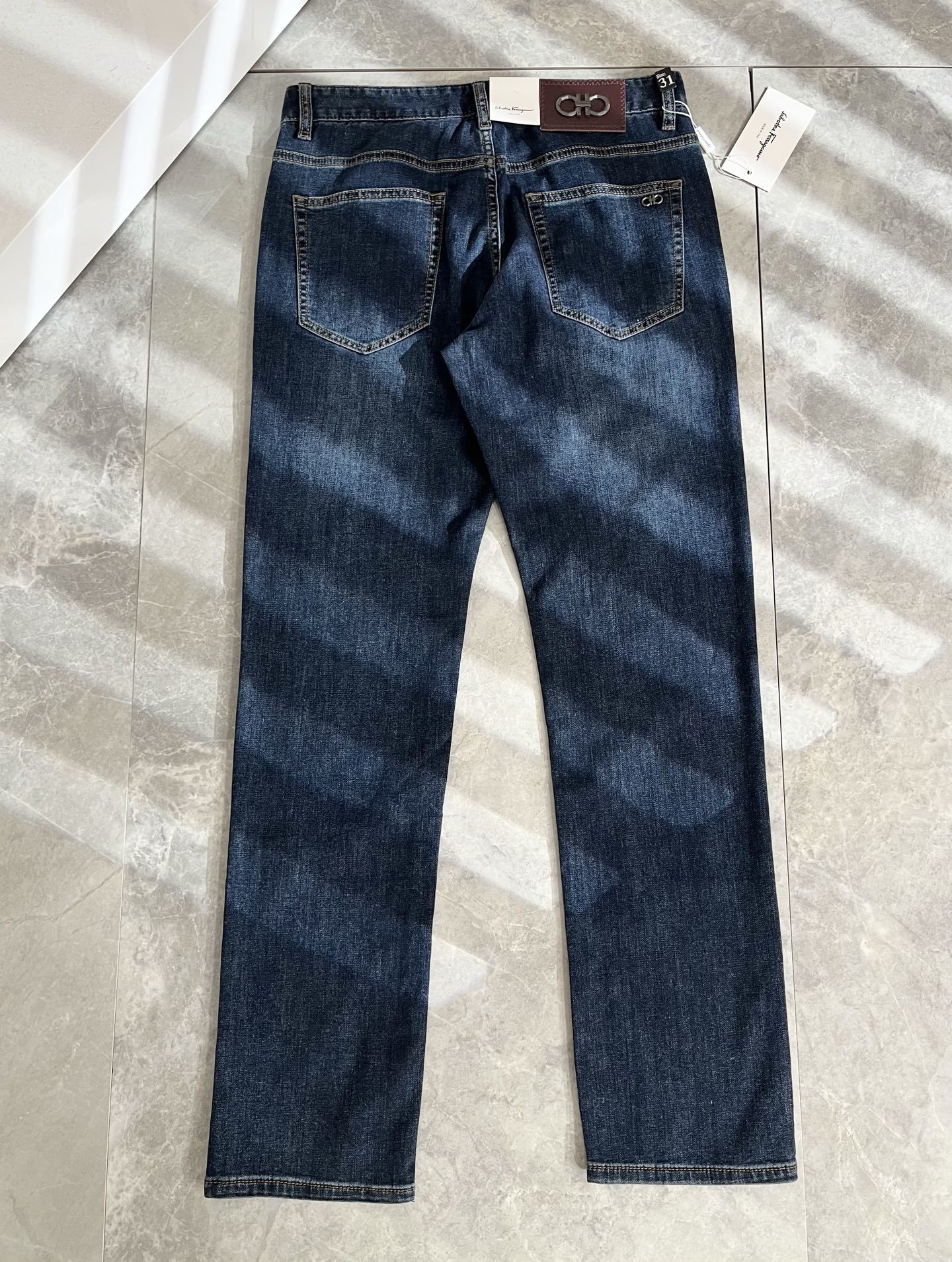 Ferraga*mo菲拉*慕2025春夏新款男款休闲小直筒牛仔裤 原单品质,原单品质高端时尚休闲水洗