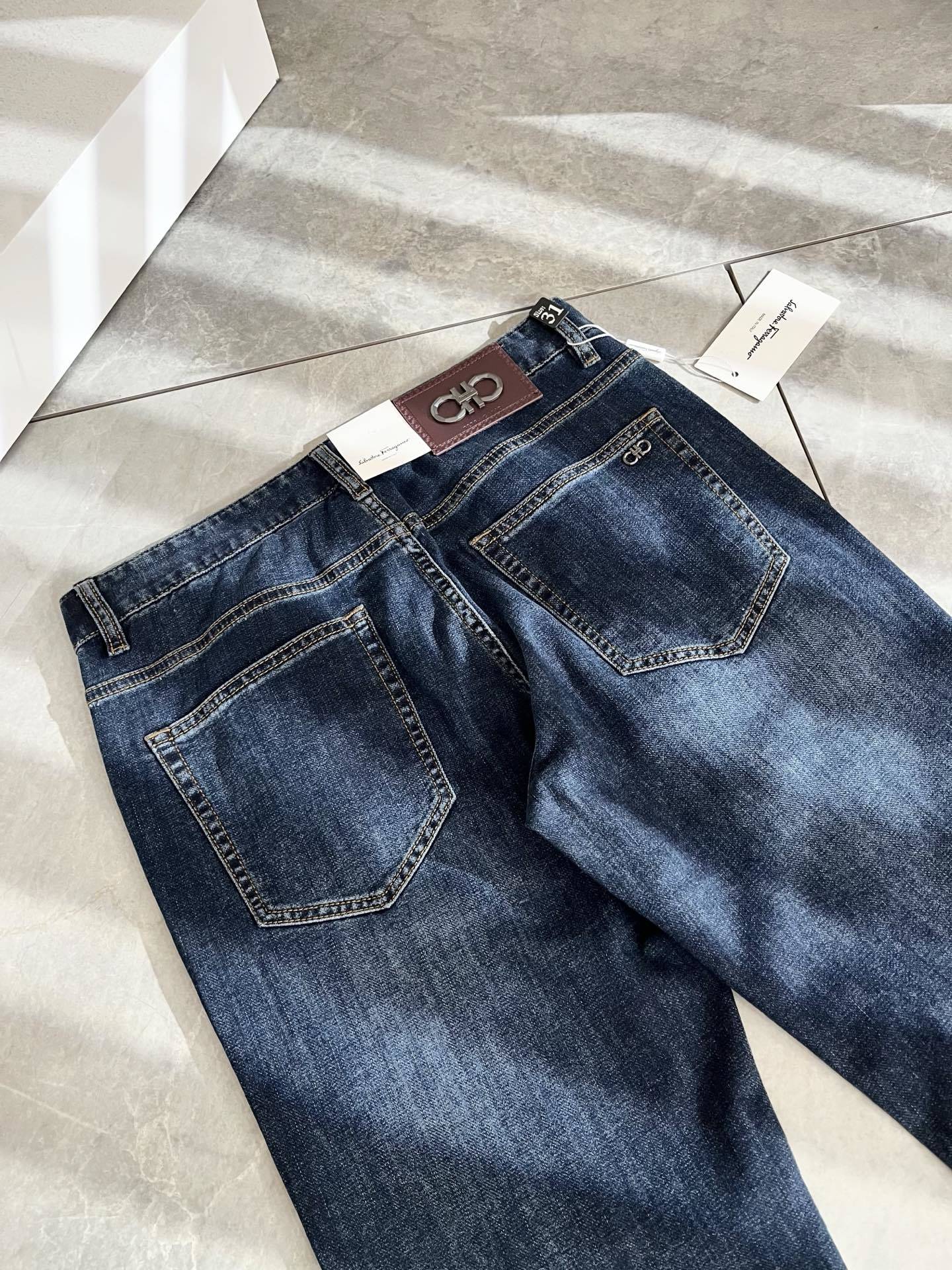 Ferraga*mo菲拉*慕2025春夏新款男款休闲小直筒牛仔裤 原单品质,原单品质高端时尚休闲水洗