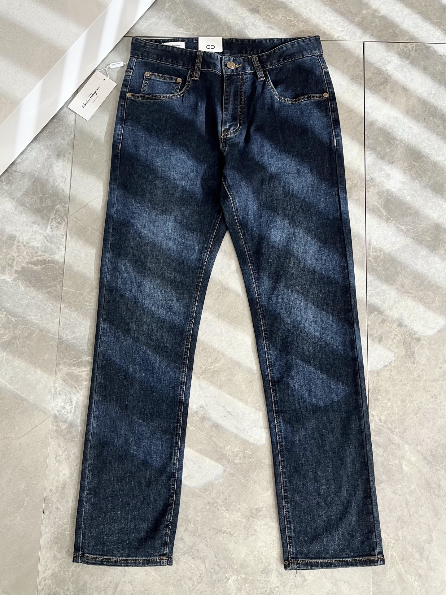 Ferraga*mo菲拉*慕2025春夏新款男款休闲小直筒牛仔裤 原单品质,原单品质高端时尚休闲水洗