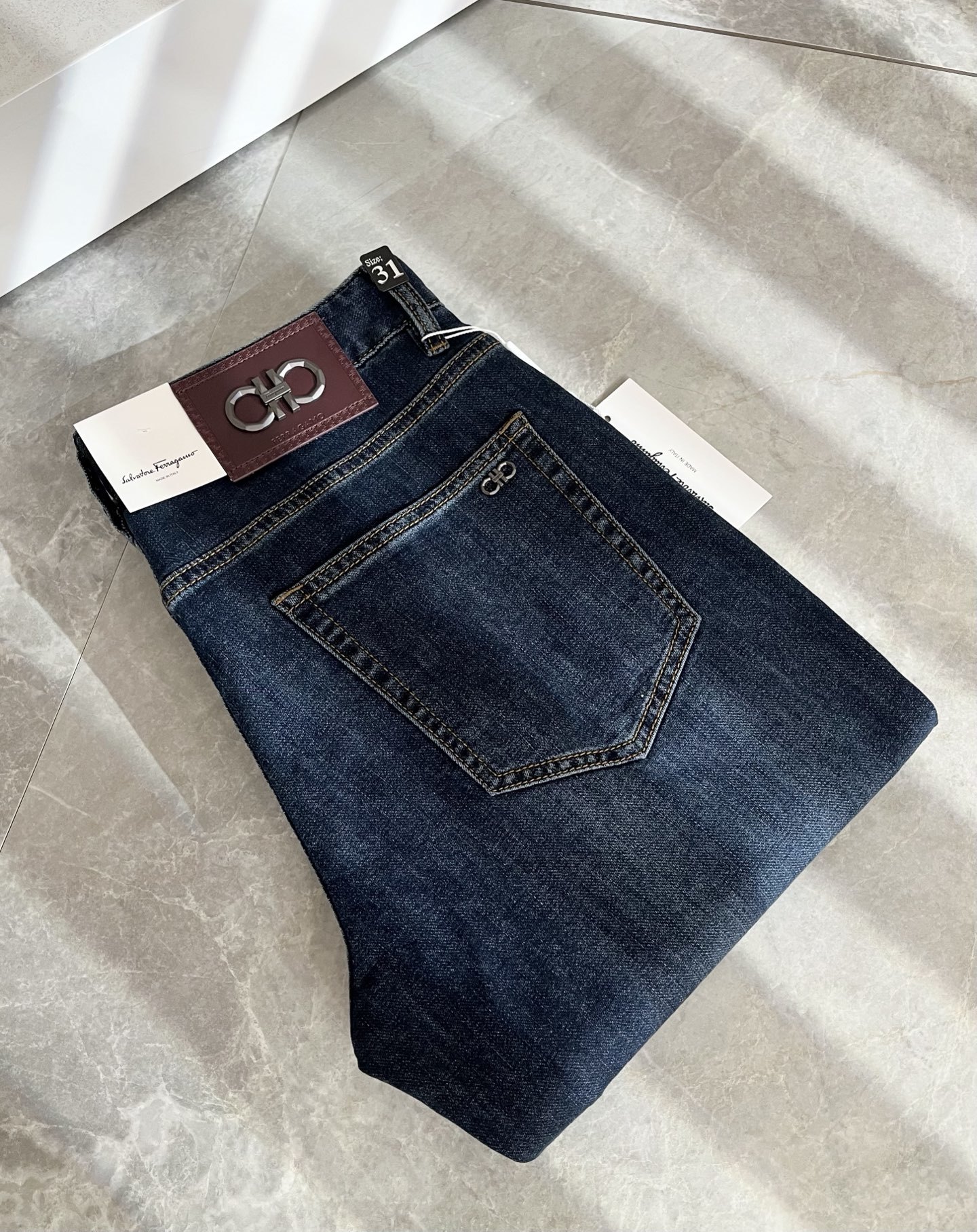 Ferraga*mo菲拉*慕2025春夏新款男款休闲小直筒牛仔裤 原单品质,原单品质高端时尚休闲水洗