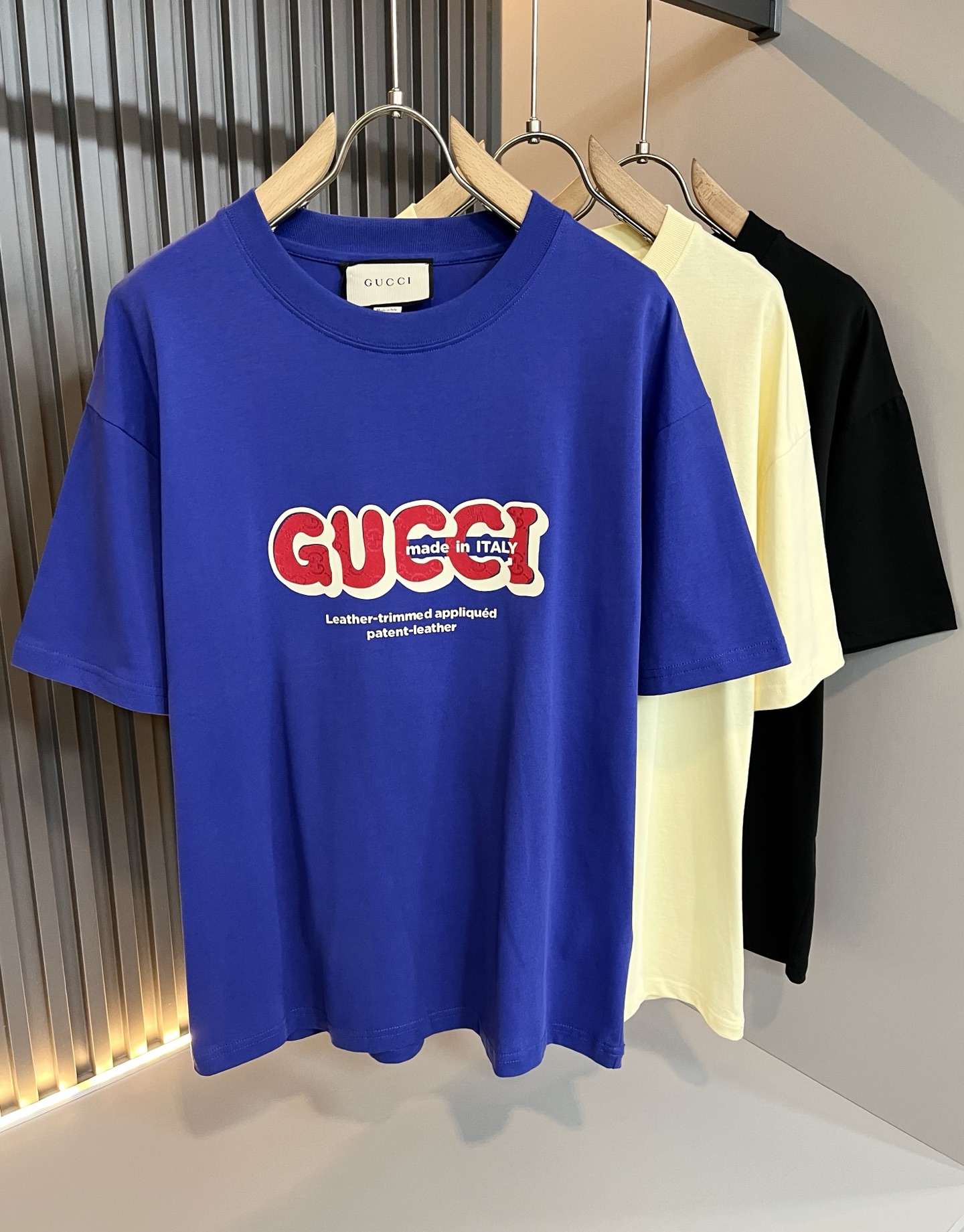 NO:429967,Gucc* Gujia 2025 spring and summer new style for men and women couples casual loose cotton round neck short-sleeved T-shirt!  Trading companies have sparse channels and are released on the official website at the same time!  The latest series of spring and summer 2025, classic fashion design elements, injecting full vitality into the new series. This T-shirt is carefully selected for imported cotton fabrics. The fabric feels skin-friendly and soft and delicate, and the body is panoramic logo pressing design!  It has an extremely comfortable and breathable wearing experience. The whole item is very eye-catching and fashionable, and is deeply loved by young people today!  The loose round neck cut is a neutral style regardless of age and gender, suitable for matching all the styles and looks you need in your daily life!  It is recommended to wear couple outfits to go out on the street to make it more pleasing to the eye!  Size S-XL, gucci, gucci, T-shirt, tees, t-shirt, alexander wang19860909Gucc*古家 2025春夏新款男女同情侣款休闲宽松棉质圆领短袖T恤衫！贸易公司渠道稀出,同步官网发售 ！ 2025春夏最新系列,经典时尚设计元素,为全新系列注入满满活力,这款T恤衫用心甄选客供进口棉面料制成,面料手感亲肤柔软细腻,衣身全景logo压胶设计！拥有着无比舒适透气性的穿着体验,整件单品极具吸睛度与时尚感,深受当下年轻人的喜爱！基础宽松的圆领版型裁剪,不分年龄与性别的中性款式,适合搭配你日常所需的所有风格与造型！建议搭配情侣装出街会更为养眼出色！尺码S-XL,,gucci,gucci,T-shirt,tees，t-shirt,alexander wang,Men's clothing