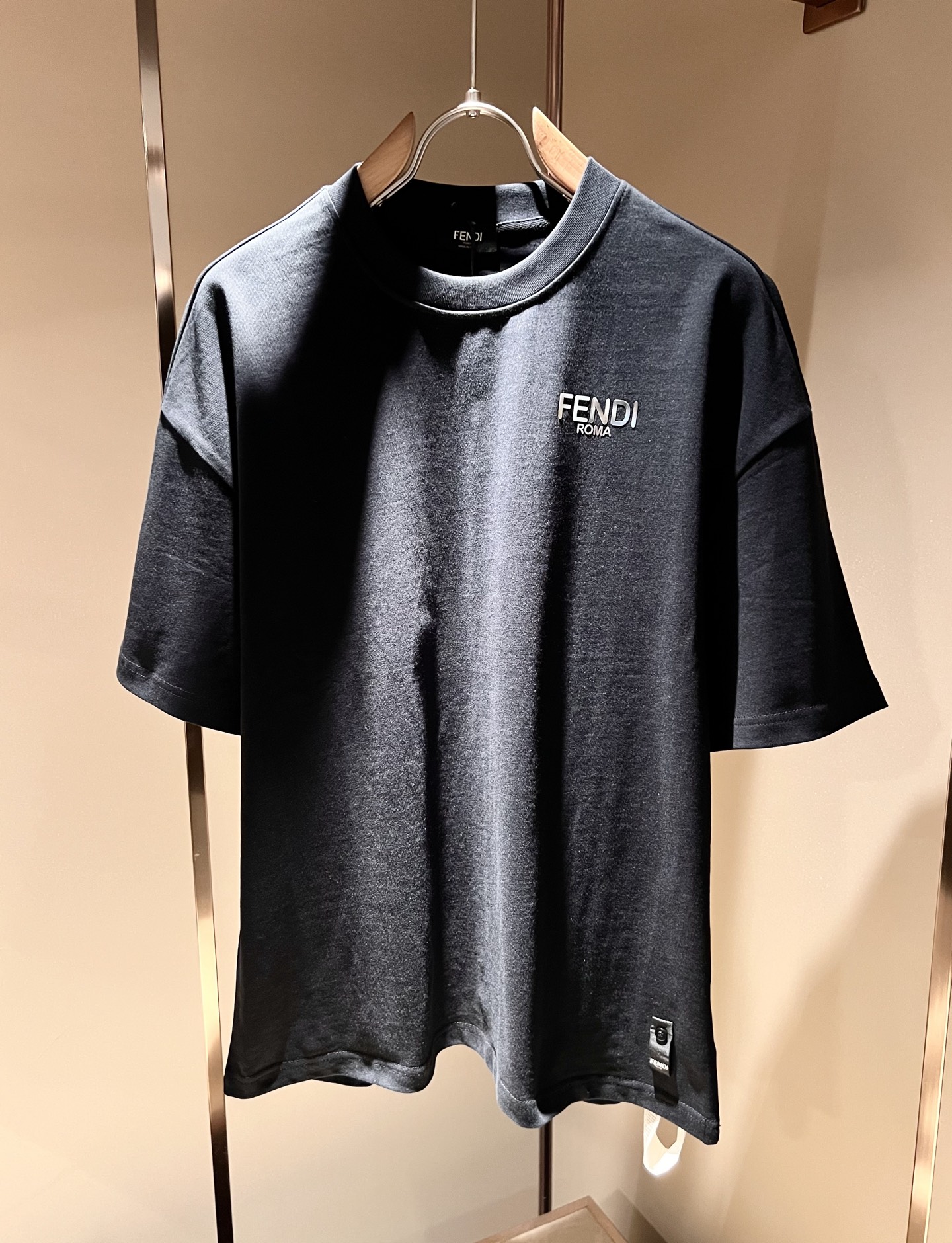 NO:421923,FEN Fen*di 2025 spring and summer new men's casual suit, versatile and age-restricted, and the body logo LOGO glue-pressing design!  Whether you are proficient or like the trendy style, you must have a must-have item for boys’ wardrobe!  Customized original cotton fabric!  The upper body is stylish and has a great feeling of fit. The clothes are tall and stylish, and the low-end slag will collapse if you don't wash the collar. Size M-2XL, fendi, alexander wang19860909FEN 芬*迪 2025春夏新款男士休闲套装,百搭不限制年龄,衣身标识LOGO压胶设计！无论你是轻熟还是喜欢潮风搭配妥妥的,男生衣橱必备单品款！定制原版纯棉面料！上身有型并且贴服感受非常棒,衣服挺拔有型区别低端渣货,不会洗洗领子就塌了. 尺码M-2XL,,fendi,alexander wang,Men's clothing