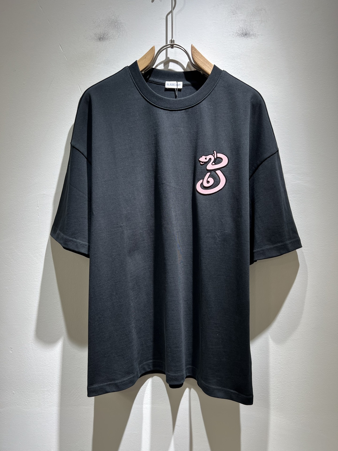 NO:422066,Bur*erry 2025 spring and summer new men and women's same casual suit, the latest brand design elements!  Neither monotonous nor complicated, the benefits show taste!  Customer-supplied top-quality custom glue press logo design!  Comfortable, sweat-absorbing and breathable, the unique high-end fabric presents a simple and elegant temperament!  Customized original logo pattern glue pressing design!  Full three-dimensional! Standard cutting design!  Every detail is a synchronized with high-end fashion. Size: M-2XL, burberry, alexander wang19860909Bur*erry 巴*莉 2025春夏新款男女同款休闲套装,品牌最新设计元素！既不单调也不复杂,好处的展现品味！客供顶级定制压胶logo设计！舒适吸汗透气根本不在话下,面料独具的高奢感呈现简约优雅气质！定制原版logo图案压胶设计！饱满立体!标准裁剪设计！每一处细节都是与高端时尚同步的体现.尺码:M-2XL,,burberry,alexander wang,Men's clothing