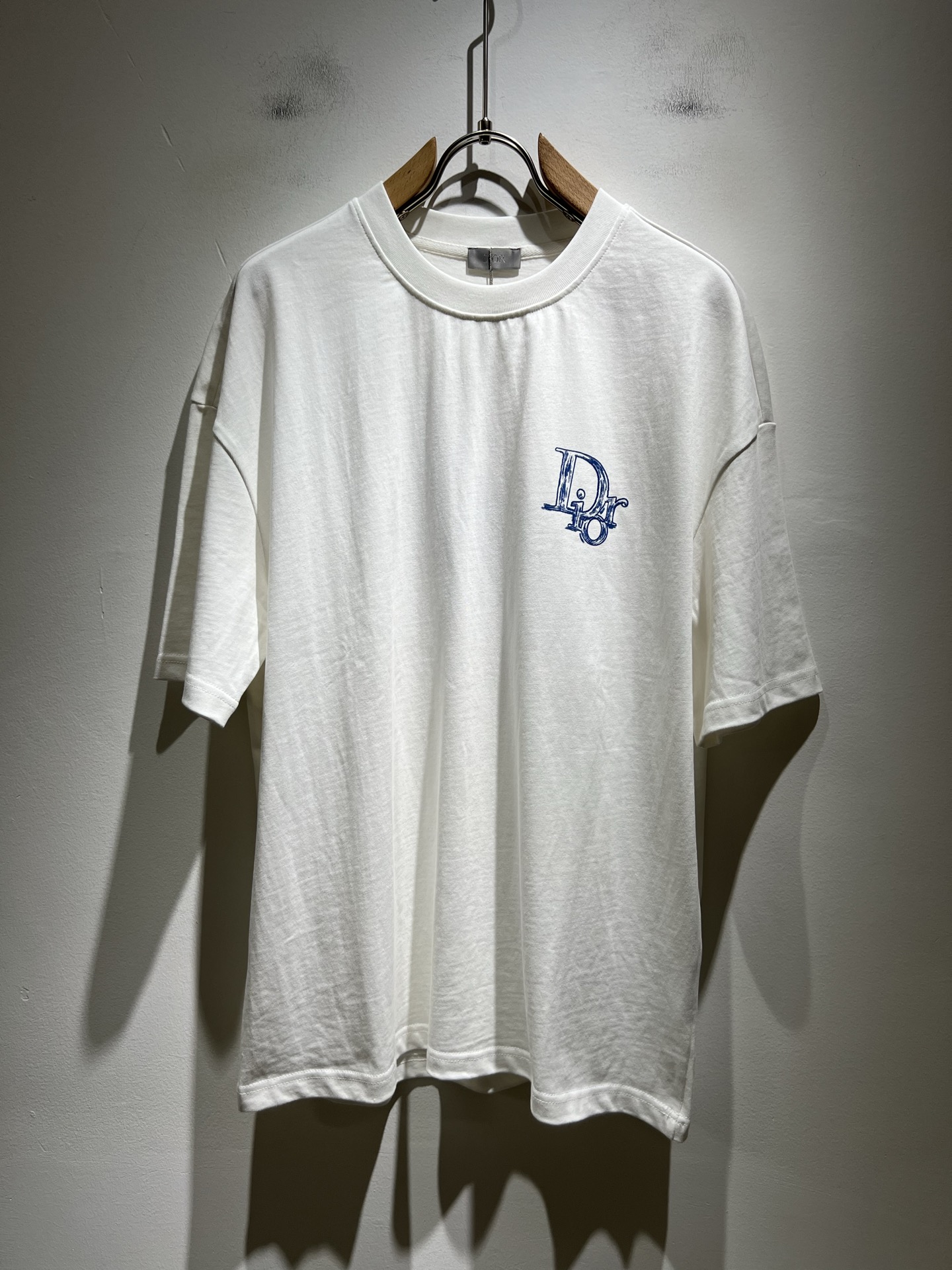 NO:422030,Dio*r Dio 2025 spring and summer new men and women's same casual suit, trading company channels are rare, and it is released on the official website at the same time. The most anticipated high-quality products of the male and goddess are coming, making you feel what it means to be truly high luxury and connotation! This suit is made of D's special pure cotton fabric, full of brand style!  The surface is neat and smooth and shiny, and the texture is obvious through the screen. It is the most enjoyable wearing experience! It perfectly enhances the overall luxury and class, and can get a high-end luxury atmosphere at a glance! Basic regular style cutting, versatile and simple upper body, and is easy to deal with various occasions and environments. It is undoubtedly a must-have item for daily commuting! Size M~2XL,,dior,dior,alexander wang19860909Dio*r迪*奥2025春夏新品男女同款休闲套装,贸易公司渠道稀出,同步官网发售,男神女神最为期待的精品狠货重磅来袭,让你感受到什么叫真正的高奢有内涵!此款套装选用D家专用纯棉面料制成,满满的品牌风格！表面整洁光滑且富有光泽,质感透过屏幕都显而易 见,你最为享受的穿着体验! 完美提升了整体的奢华档次感,一眼就能Get到的高端奢华气息!基础常规版型裁剪,上身百搭简约不挑人,轻松应对各种场合与环境,属于日常通勤必备的臻品无疑!尺码M～2XL,,dior,dior,alexander wang,Men's clothing