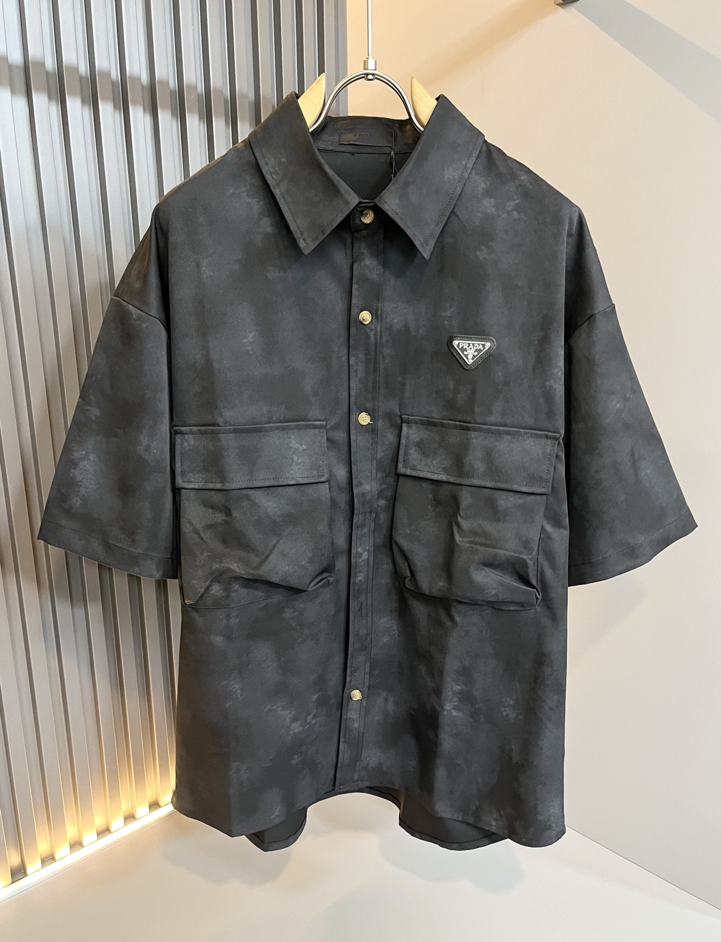 NO:421952,PRAD*A Pu*da 2025 spring and summer new casual set, the latest model is exclusively available on the entire network!  !  ~ It is classic and fashionable and versatile, who doesn’t like it? It will show the classic again. It is very pleasing to the eye and comes with a low luxury halo and recognition!  Pr*da's traditional brand concept and modern advanced technology are perfectly combined. Coupled with the extremely modern and modern minimalist design, P-family exclusive logo hardware design!  Customized 100% imported pure cotton fabric!  The texture of this model is quite touching, the specifications and grades are known with tentacles. The degree of delicateness and breathability are top-notch!  Size M-4XL, prada, alexander wang19860909PRAD*A普*达 2025春夏新款休闲套装,最新款全网独家首上！！~既经典有时尚百搭,谁不爱啊,将经典再次展现,非常的耐看,自带低奢光环与辨识度！Pr*da传统的品牌理念和现代化的先进技术进行了完美结合.加上极其现代摩登风范的简约设计,p家专属logo五金设计！定制百分百进口纯棉面料！此款的质感相当感人 触手便知规格档次 细腻程度与透气效果堪称顶级！尺码M-4XL,,prada,alexander wang,Men's clothing