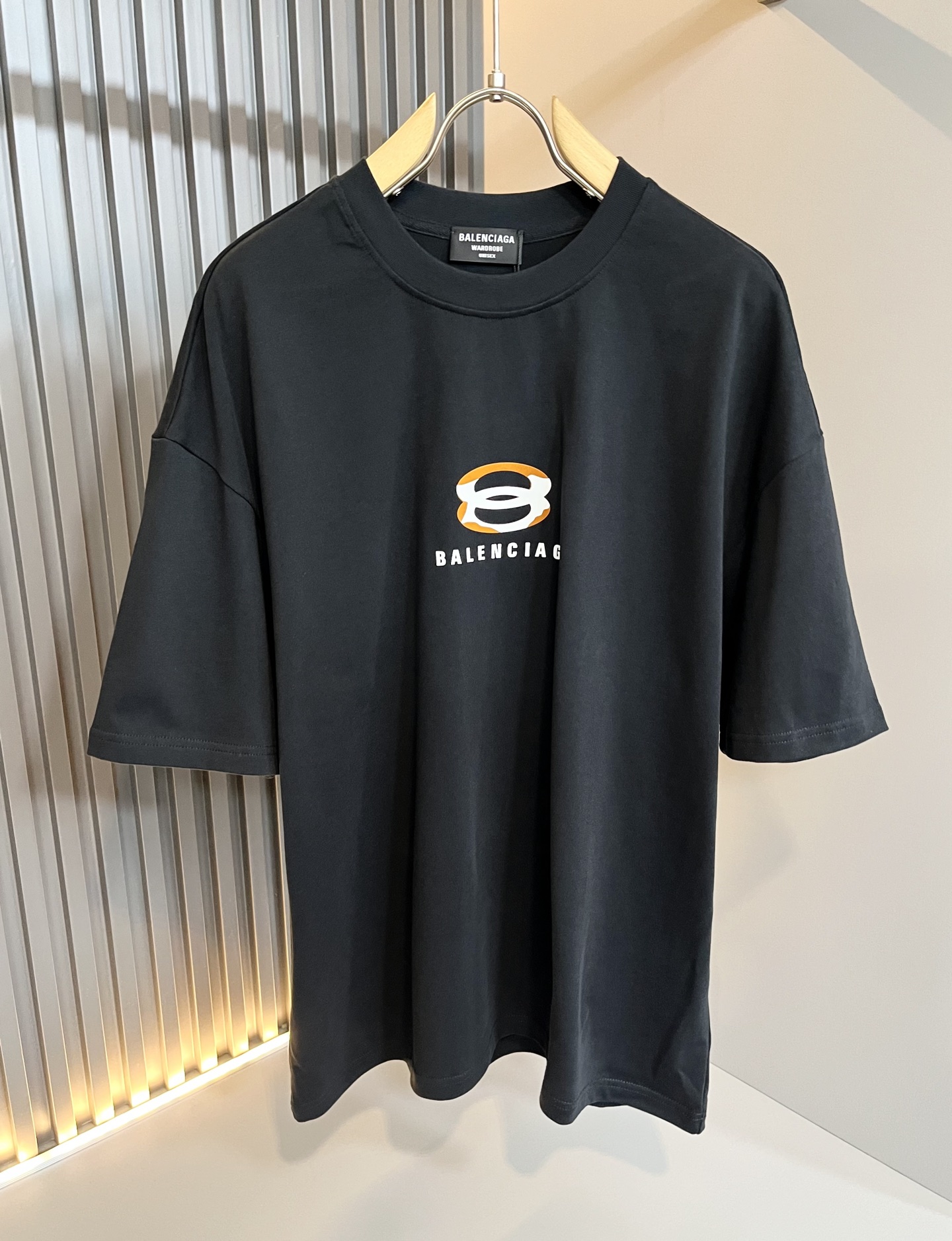 NO:421945,BALENCI*GA Paris* Home 2025 Spring and Summer New Men and Women's Same Casual Set, Showcase Pattern Print Fashionable Casual Short-Sleeved T-Shirt!  Design logo glue pressing design!  The most designed and selected customer-supplied 280g pure cotton fabric, which feels soft and skin-friendly, is comfortable and breathable, and you can’t picky about the real thing!  Loose, small, shoulder-dead round neck cut, genderless couple mixed styles, opening up a new fashion charm!  Differentiate the market version of the high-end custom series!  Size M-2XL, balenciaga, T-shirt,tees, t-shirt,alexander wang19860909BALENCI*GA巴黎*家 2025春夏新款男女同款休闲套装,走秀图案印花时尚休闲短袖T恤衫！设计logo压胶设计！极具设计精选客供280g纯棉面料,手感柔软亲肤,着身舒适透气性都无法挑剔,实物绝对会让你爱不释手！宽松小落肩的圆领版型裁剪,无性别主义的情侣混穿款式,打开全新的时装新韵味！区别市场版本高定系列！尺码M-2XL,,balenciaga,T-shirt,tees，t-shirt,alexander wang,Men's clothing