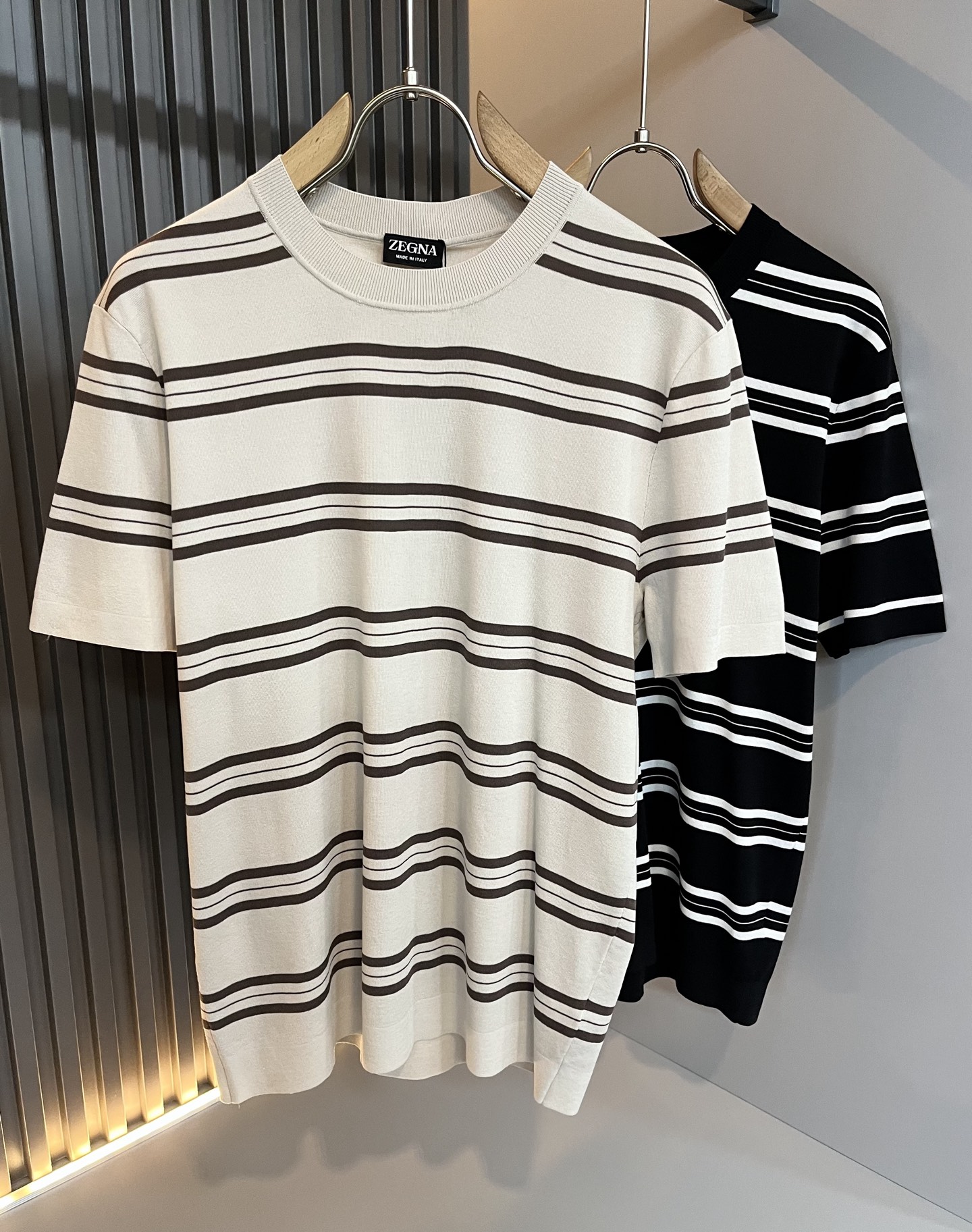 NO:421915,Ermenegildo Zeg*aJia 2025 spring and summer new products for men's Yilite casual short-sleeved T-shirt, foreign trade company order!  It is one of the classic exclusive fabrics of Zenia!  Customized original Yilit fabric!  The texture is warm, the touch is soft and delicate, but the shape is straight and stylish!  Details, luxury, perfect interpretation of high-quality quality. Size M-4XL, zegna, T-shirt,tees, t-shirt,alexander wang19860909Ermenegildo Zeg*a杰*亚 2025春夏新品男士伊力特休闲短袖T恤,外贸公司订单！是杰尼亚经典的专有织物之一！ 定制原版伊力特面料！质地保暖,触感又柔软细腻、但型态又笔挺有型！ 细节、奢华极致… 完美演绎高品质品相.尺码M-4XL,,zegna,T-shirt,tees，t-shirt,alexander wang,Men's clothing