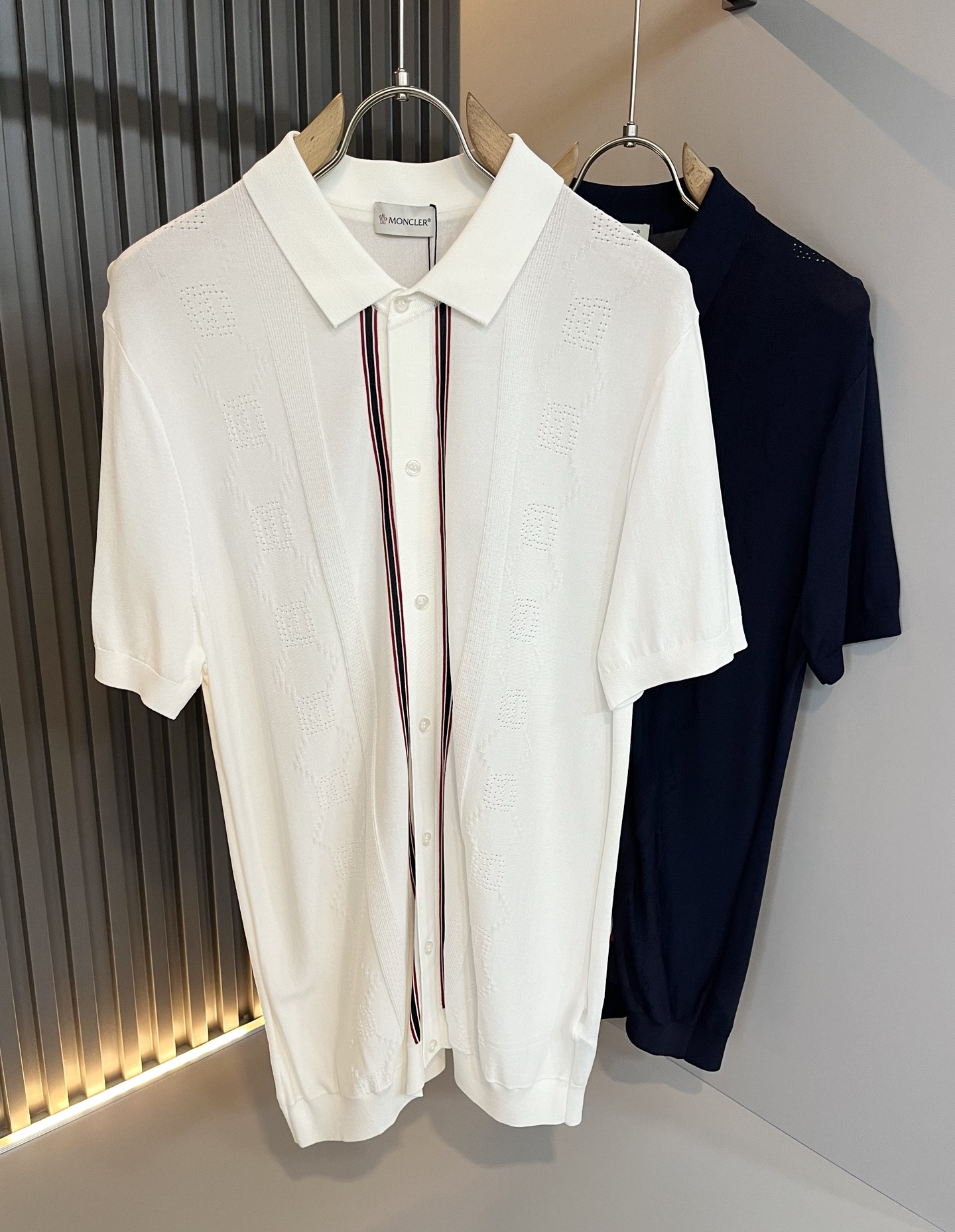 NO:421982,Moncler Mengjia The latest trade order for spring and summer 2025 Yilit lapel short-sleeved T-shirt, full quality!  !  Internet celebrity style!  The craftsmanship adopts a chest badge design!  The upper body is comfortable and breathable, not stiff, and the overall body has a rich three-dimensional feeling, quality export orders, and a striped crochet design on the chest logo!  Customized exclusive Yilite knitted fabric tailoring to meet the simple needs of commuters for dressing. The upper body is very effective, it looks slim and does not picky about the figure. The fabric workmanship is impeccable. Only good craftsmanship and good fabrics can make you feel good. It is a must-have item for everyone!  Size M-4XL, T-shirt,tees,t-shirt,alexander wang19860909Moncler蒙家 2025春夏最新的贸易订单伊力特翻领短袖T恤,全品相！！网红款！工艺采用胸前徽章设计！上身舒适透气,不僵硬,整体有着丰富的立体感,品质出口订单,胸前logo条纹钩织设计！定制专属伊力特针织面料剪裁,满足通勤人们对于着装的简约需求,上身效果很好,显瘦,不挑剔身材.面料做工....无可挑剔,好工艺好面料才能穿出好品味一款,人手必备单品！尺码M-4XL,,T-shirt,tees，t-shirt,alexander wang,Men's clothing