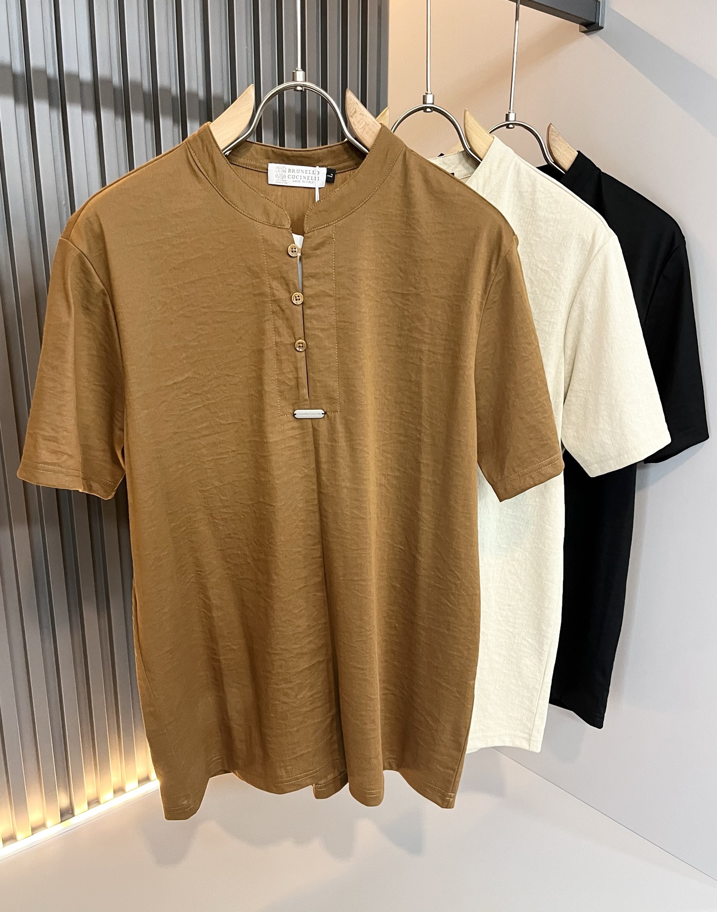 NO:421936,BC-Brunello Cucineli 2025 spring and summer new men's cotton and linen short-sleeved T-shirt, a fashionable and versatile item that many celebrities love to wear!  Friends who like classic and simple must not miss this one!  The calm and atmospheric brand style has always been favored by the upper class! It is also the best choice for fashionable items!  The upper body is so handsome, highly recommended!  !  !  In addition to its own brand added value, the biggest attraction of this shirt is that this shirt has a high cost-effectiveness in terms of color matching and material!  Customized original exclusive cotton and linen material design!  Environmentally friendly washing, customized fabric, pre-shrinkage treatment to ensure a crisp style, the fabric feels super soft and smooth and sweat-absorbing!  Good elasticity, no deformation in washing water, comfortable and smooth feel, soft and comfortable upper body, classic fashionable lapel design, simple and not complicated, very pleasing to the eye!  Code number M-4XL, brunello cucinelli, T-shirt, tees, t-shirt, alexander wang19860909BC-Brunello Cucineli 2025春夏新款男士棉麻短袖T恤,众多明星都爱穿的时尚百搭单品！喜欢经典简约的朋友,一定不能错过了这款！沉稳大气的品牌风格一直以来备受上层人士的青睐!也是时尚单品的不二之选！ 上身帅到爆了,强烈推荐！！！这件衬衣最大的吸引力除了他本身的品牌附加值,更加肯定的是这款衬衣无论在颜色搭配还是材质上都有很高的性价比！ 定制原版专属棉麻材质设计！环保水洗,定制面料,预缩处理,确保版型的挺括,面料手感超柔顺滑又吸汗！弹性好,洗水不变形,手感舒适顺滑,上身柔和舒适,经典的时尚翻领设计,精简不繁,很是耐看！码数M-4XL,,brunello cucinelli,T-shirt,tees，t-shirt,alexander wang,Men's clothing